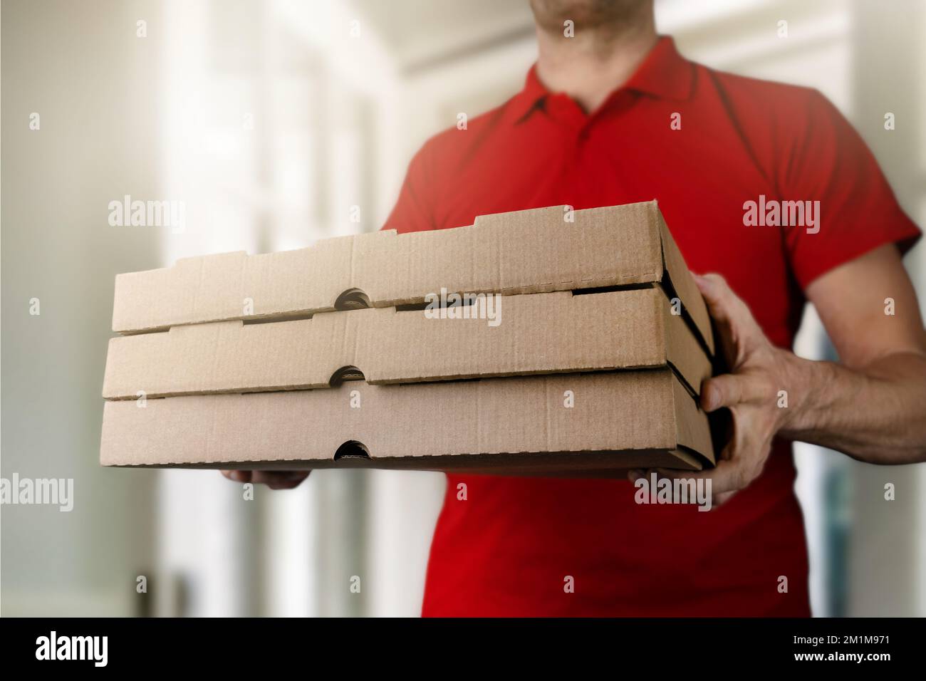 Pizzalieferung nach Hause. Food Kurier liefert die Bestellung Stockfoto