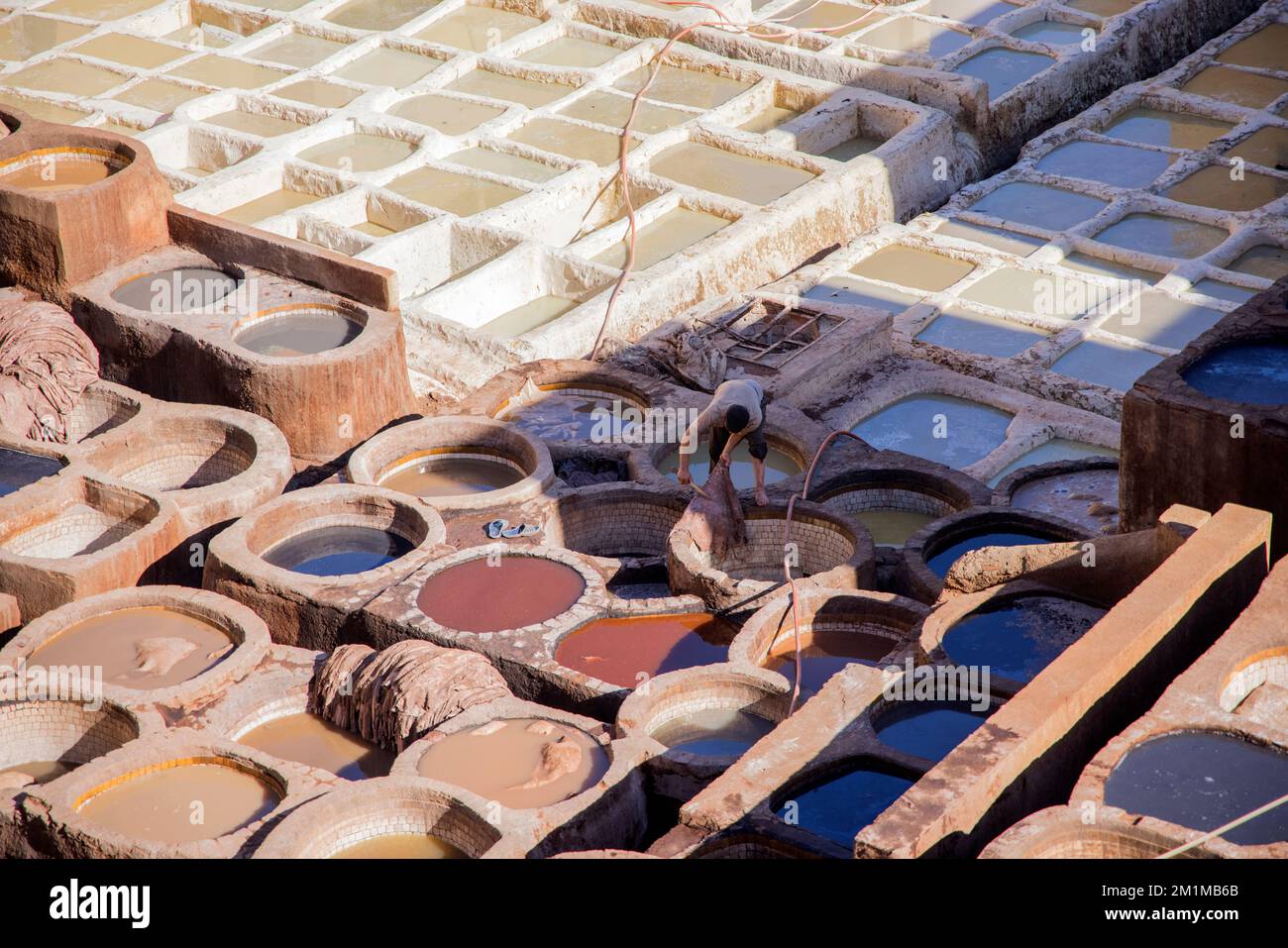 Die berühmten Ledergerichte in der medina von fes, marokko Stockfoto