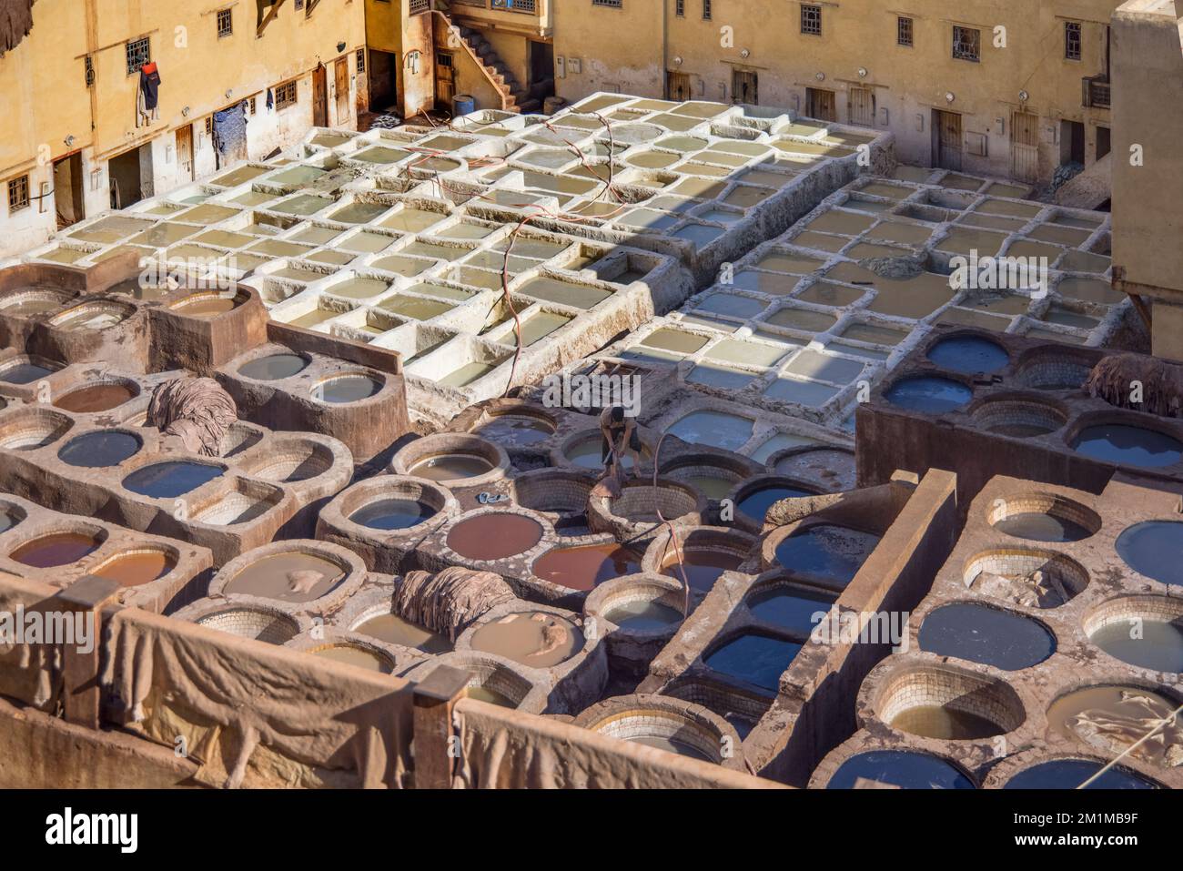 Die berühmten Ledergerichte in der medina von fes, marokko Stockfoto