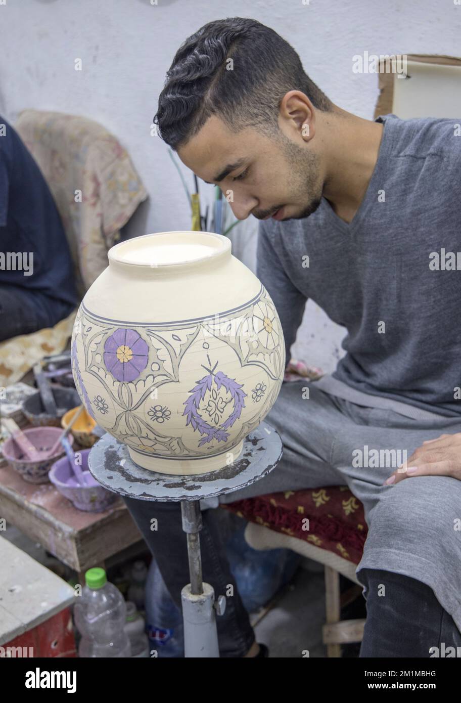 Dekorieren Sie einen der unverglasten Töpfe in einer der Töpfereien mit lokalem Lehm in fez marokko Stockfoto
