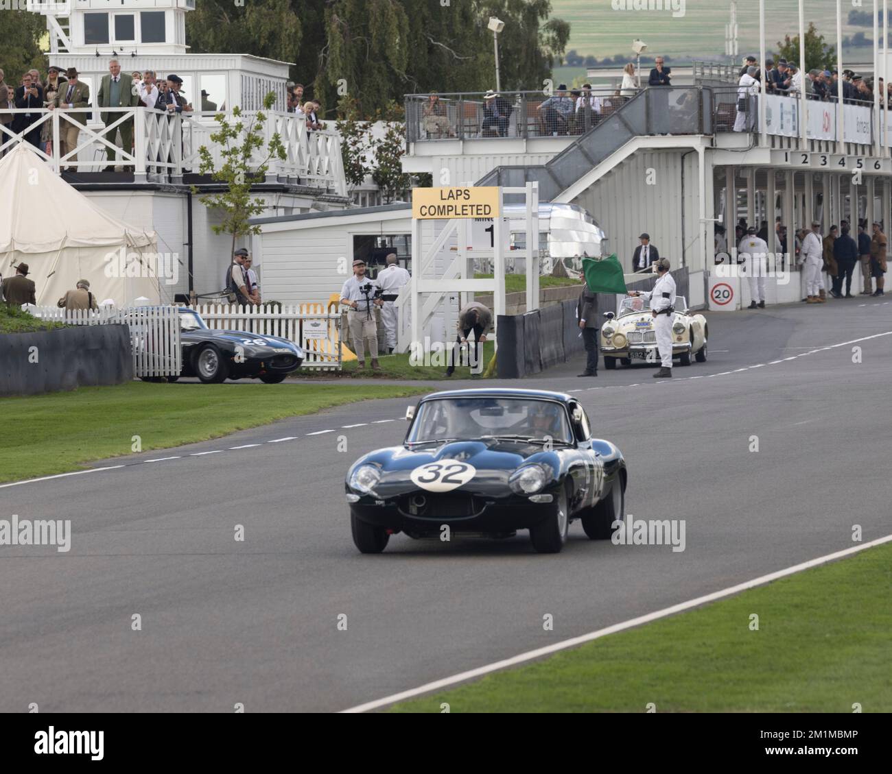 Beim Goodwood Revival im Jahr 2022 überholt ein Jaguar E-TYPE FHC „leichtgewicht“ aus dem Jahr 1961 Stockfoto