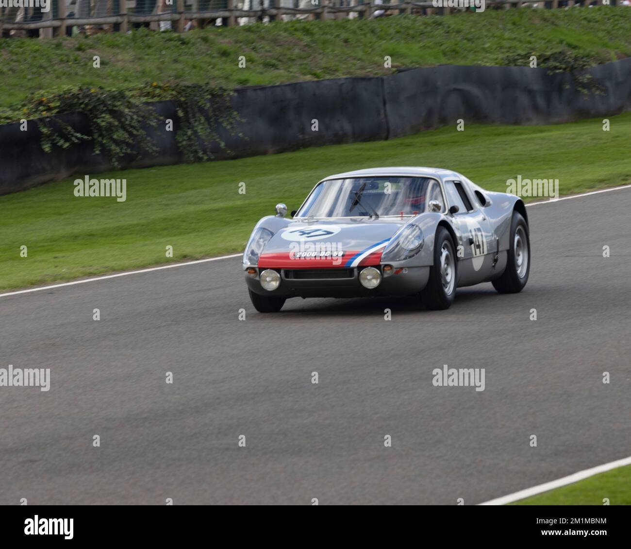 Ein 1964 Porsche 904 Carrera GTS auf der Goodwood Circuit während der Goodwood Revival 2022 Stockfoto