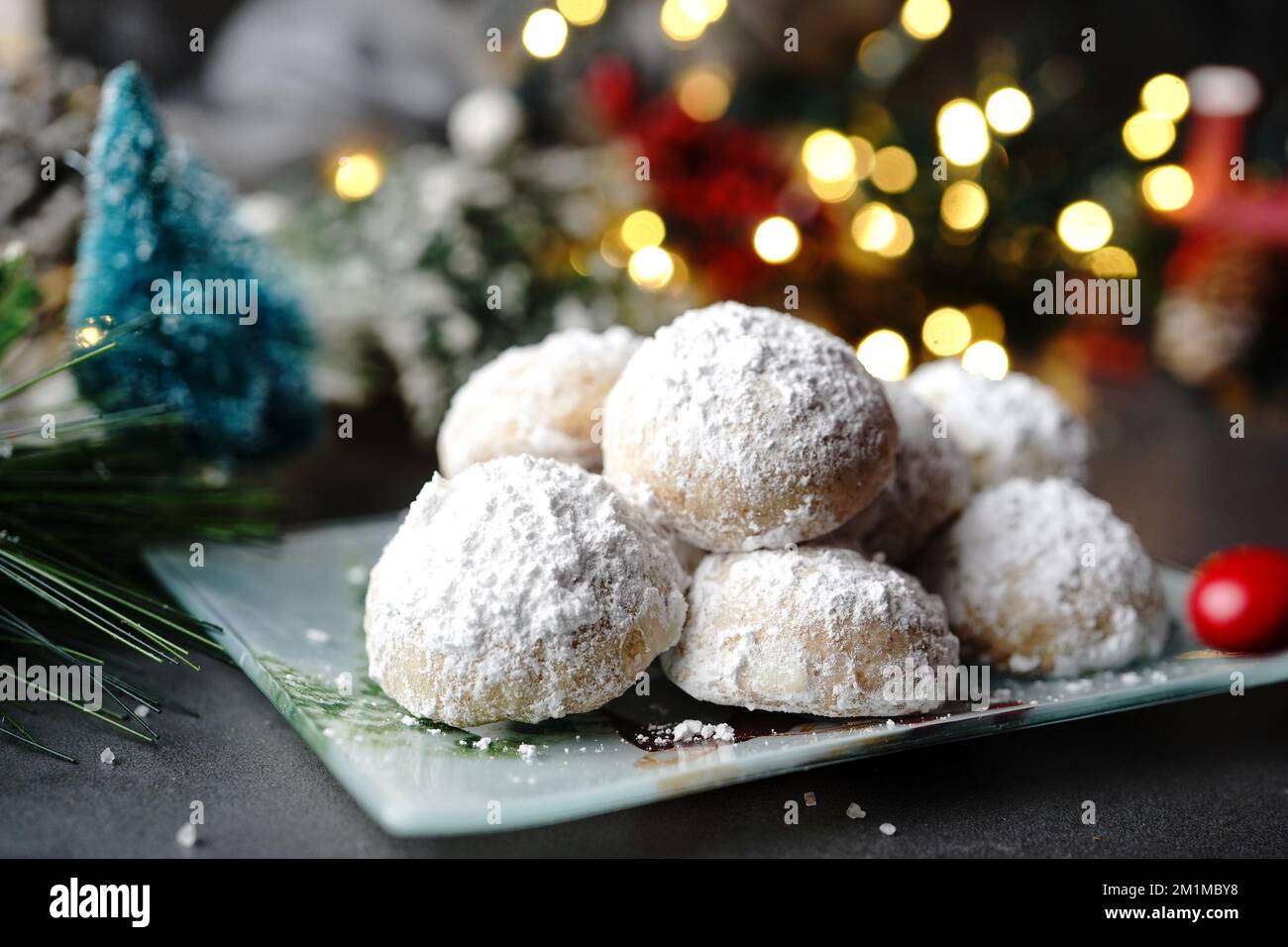 Hausgemachte Snowball- oder mexikanische Hochzeitskekse im Hintergrund, selektiver Fokus Stockfoto