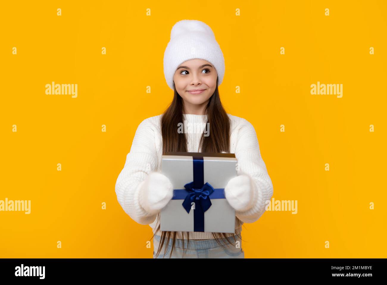 Porträt eines Teenagers Kind Mädchen 12, 13, 14 Jahre alt mit Weihnachts-Geschenkbox. Teen geben Geburtstagsgeschenk. Stockfoto