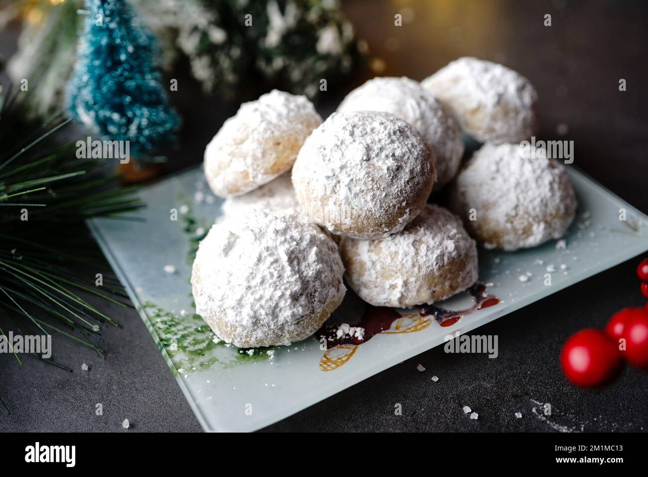 Hausgemachte Snowball- oder mexikanische Hochzeitskekse im Hintergrund, selektiver Fokus Stockfoto