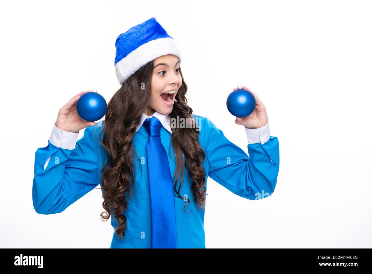Aufgeregtes Gesicht. Lustiges Mädchen zu weihnachten Neujahr, isoliert in Weiß. Teenager mit weihnachtsmann-Hut halten weihnachtsball. Erstaunlicher Ausdruck, fröhlich und Stockfoto