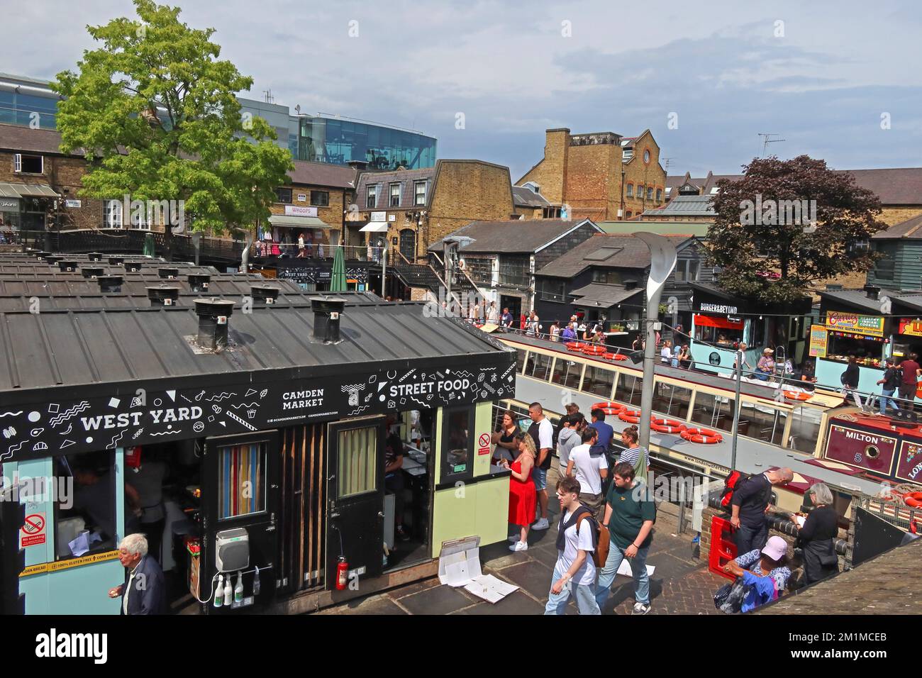 West Yard bei Camden Locks, Kanal, Boote und Markt, Lock Place, Camden, London, England, Großbritannien, NW1 8AF Stockfoto