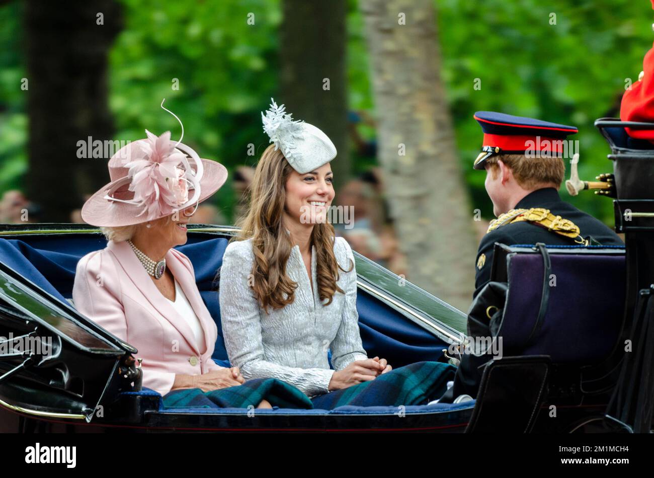 Kate Middleton, Herzogin von Cambridge, in einer Kutsche in Trooping the Colour 2014 in The Mall, London, Großbritannien. Mit Camilla und Prinz Harry. Glücklich Stockfoto