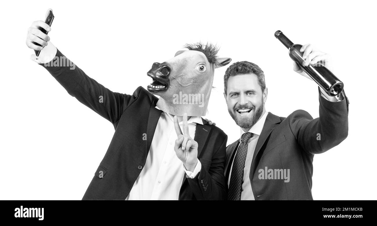 Live-Stream von überall. Glückliche Geschäftsleute nehmen Selfie-Videos auf dem Smartphone auf. Live-Stream-Video Stockfoto