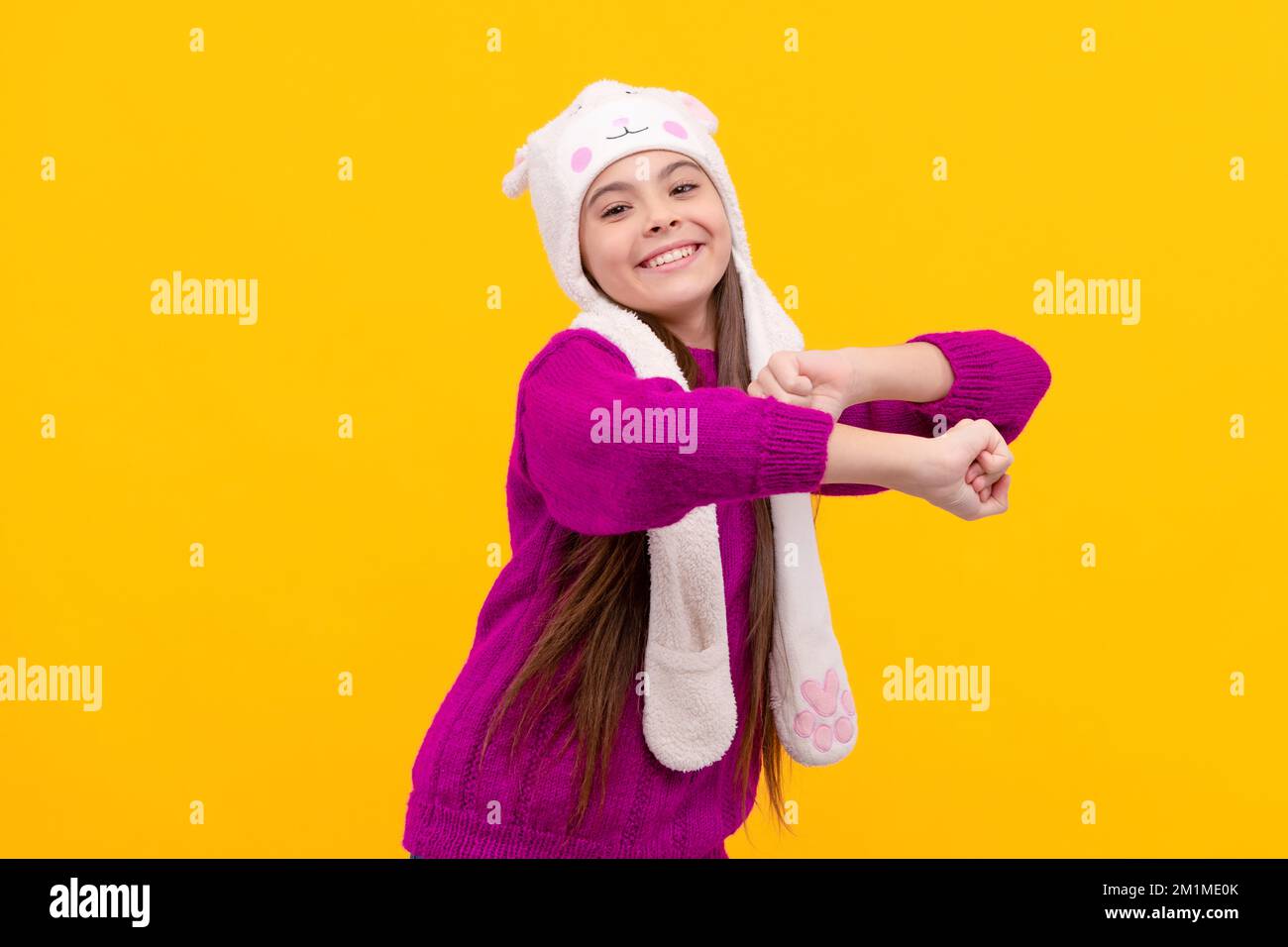 Kinder Winter Mode und Schönheit. Teen Mädchen in Strickmode. express positive Emotion. Stockfoto