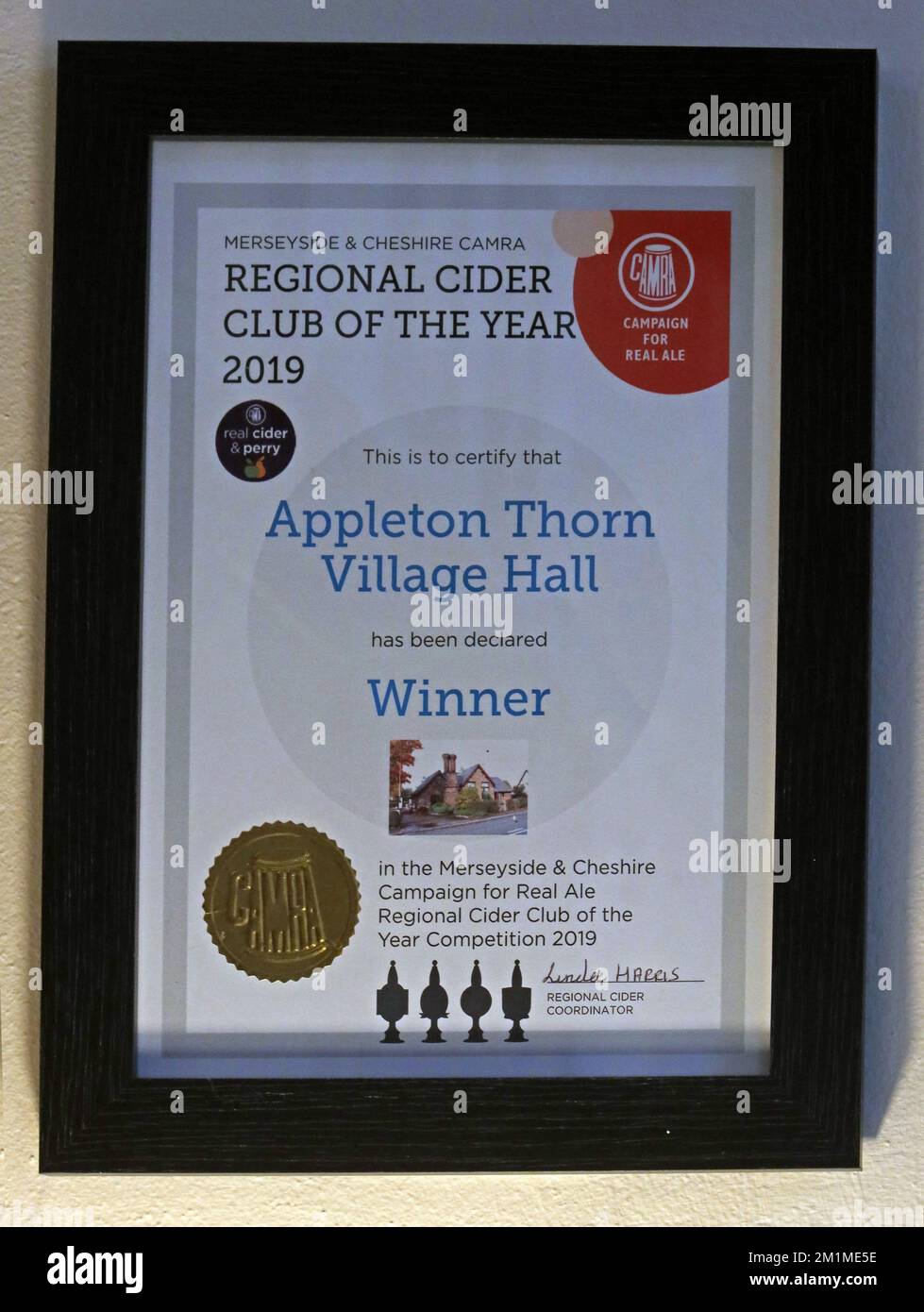 Merseyside & Cheshire CAMRA, Regional Cider Club des Jahres 2019, Appleton Thorn Village Hall, Zertifikat mit Gewinnerrahmen Stockfoto