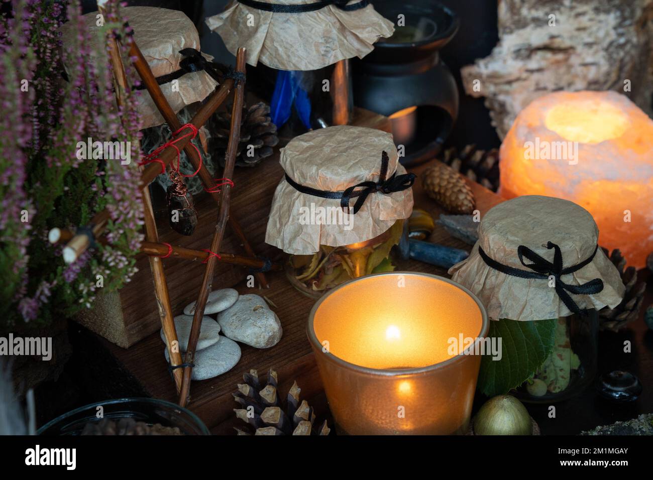 Tränke in Glasgefäßen. Szene mit magischen Gegenständen Stockfoto