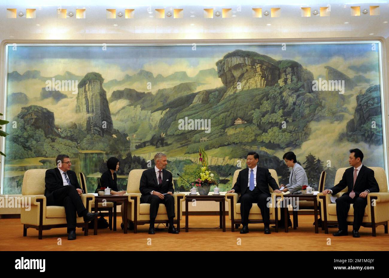 20111024 – PEKING, CHINA: Kronprinz Philippe von Belgien und Vizepräsident der VR China, Xi Jinping, abgebildet auf einem Treffen in der Großen Volksversammlung in Peking am vierten Tag der belgischen Wirtschaftsmission in der Volksrepublik China, Montag, den 24. Oktober 2011. BELGA FOTO ERIC LALMAND Stockfoto