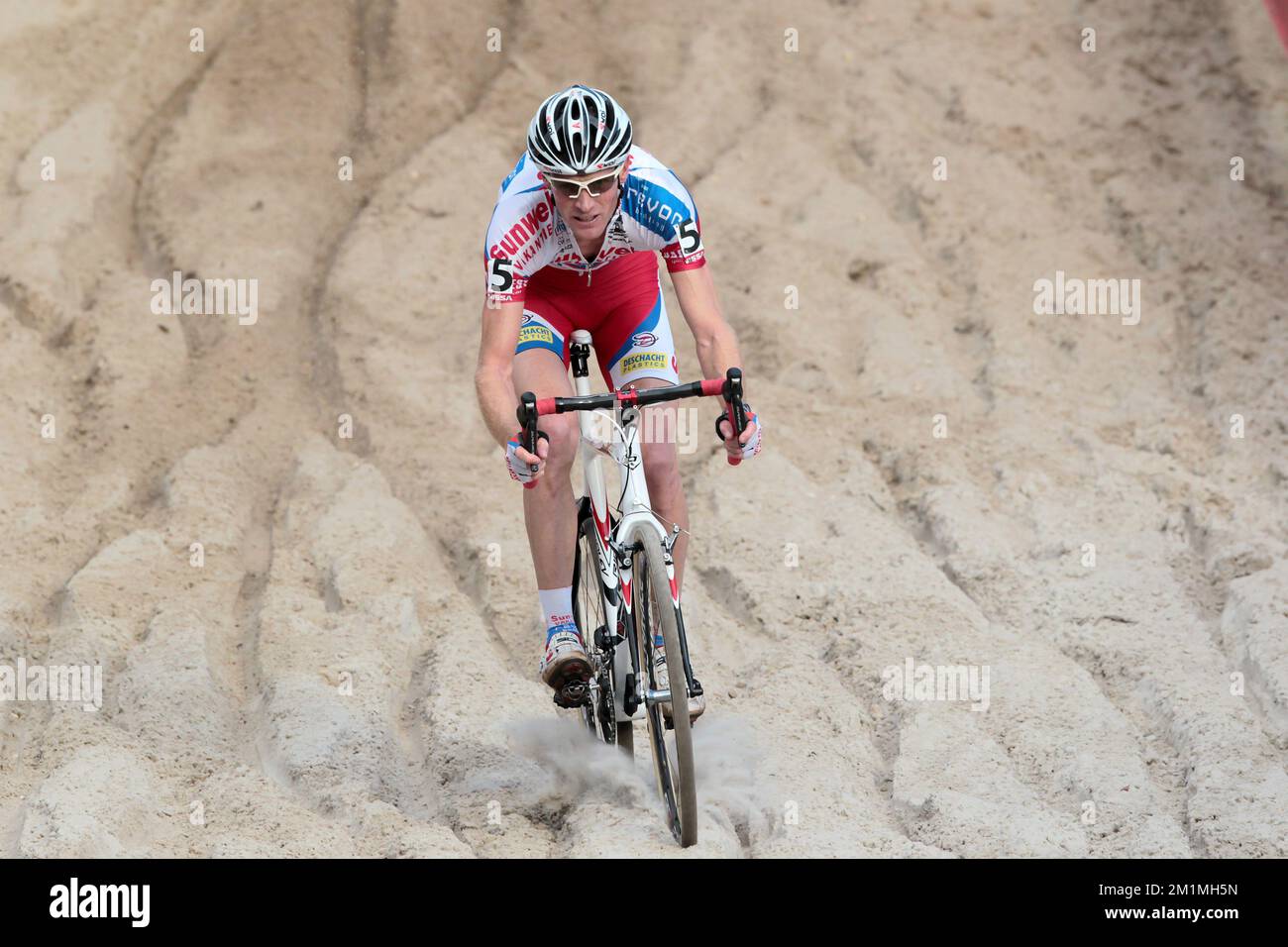 20111030 - ZONHOVEN, BELGIEN: Belgische Klaas Vantornout in Aktion während des Zonhoven-Cyclocross, dem zweiten der acht Superprestige-Rennen, am Sonntag, den 30. Oktober 2011 in Zonhoven, Belgien. BELGA FOTO PETER DECONINCK Stockfoto