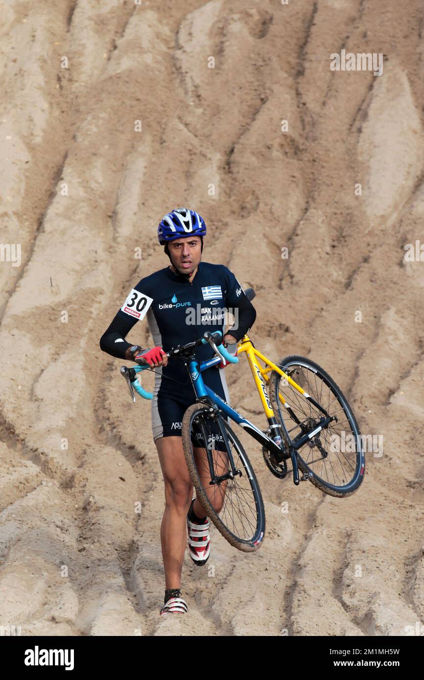 20111030 - ZONHOVEN, BELGIEN: Griechischer Konstantinos Xirogiannes in Aktion während des Zonhoven-Cyclocross, dem zweiten der acht Superprestige-Rennen, in Zonhoven, Belgien, Sonntag, den 30. Oktober 2011. BELGA FOTO PETER DECONINCK Stockfoto