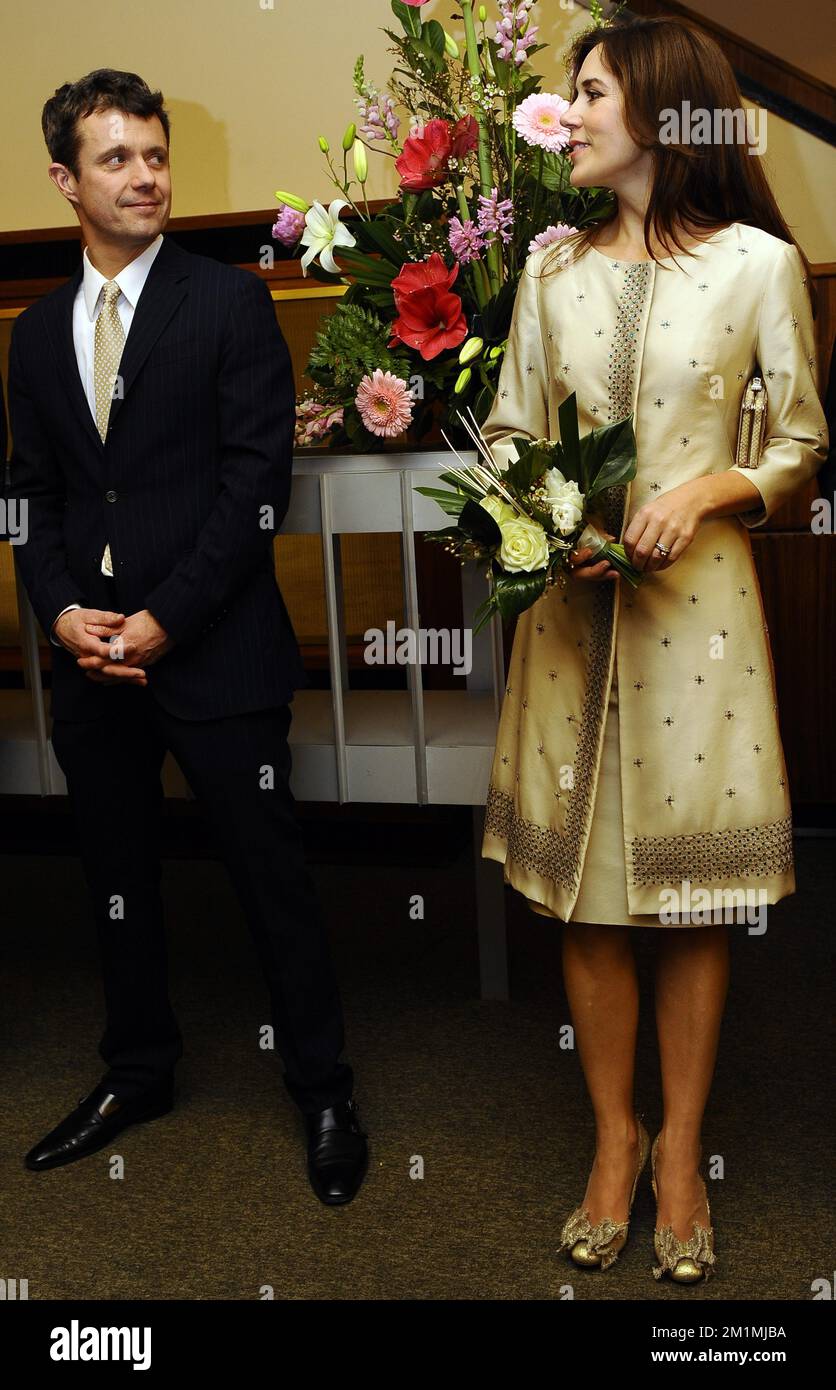 20120125 - BRÜSSEL, BELGIEN: Dänemark Prinz Frederik und Dänemark Prinzessin Mary, die als belgisches Königspaar dargestellt wird Prinz Philippe und Prinzessin Mathilde nehmen am Mittwoch, den 25. Januar 2012, im Flagey-Gebäude in Brüssel an einem Jazzkonzert mit dem dänischen Königspaar Prinz Frederik und Prinzessin Mary Teil. Dänemark hält nun sechs Monate lang den Eropen-Ratsvorsitz. BELGA FOTO BENOIT DOPPPAGNE Stockfoto