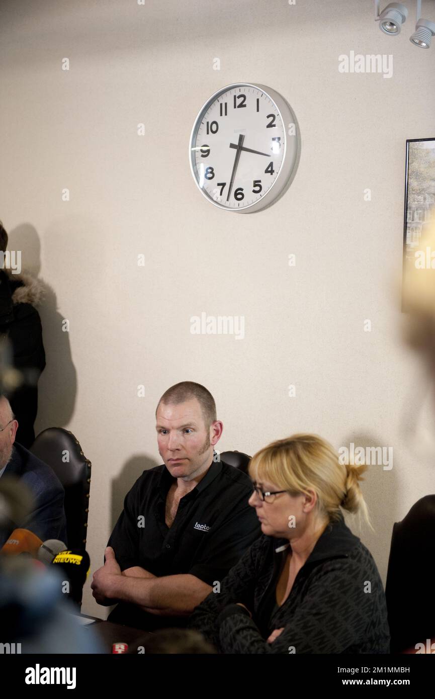 20120315 - HEVERLEE, BELGIEN: Toptours-Manager Tom Coremans und seine Frau, Foto auf einer Pressekonferenz der FBAA, des belgischen Verbands der Kfz-Busunternehmen (De Federatie van de Belgische Autobus en Autocarondernemers / La Federation Belge des Exploitants d'Autobus et d'Autocars et des organisateurs de voyages), In den Toptours-Gebäuden in Aarschot, Donnerstag, 15. März 2012. Die FBAA gibt eine Erklärung über den schrecklichen Busunfall am Dienstagabend in einem Tunnel ab, in Sierre, Valais, Schweiz, wo 28 Menschen, Darunter 22 Kinder, starben, 24 andere wurden verletzt. Die Kinder, fro Stockfoto