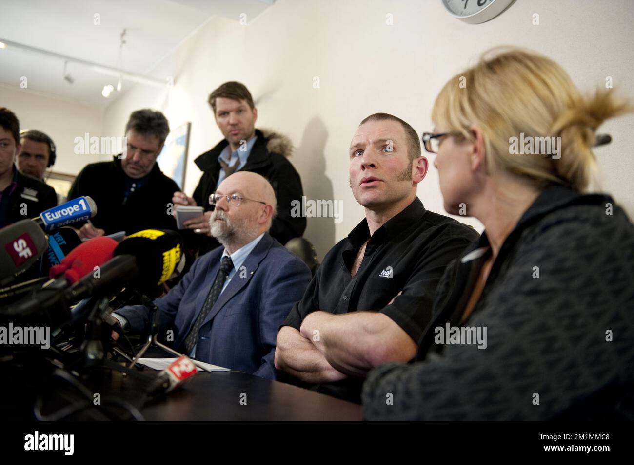 20120315 – HEVERLEE, BELGIEN: Yves Mannaerts von der FBAA und Toptours Manager Tom Coremans und seine Frau, abgebildet auf einer Pressekonferenz der FBAA, des belgischen Verbands der Kfz-Busunternehmen (De Federatie van de Belgische Autobus en Autocarondernemers / La Federation Belge des Exploitants d'Autobus et d'Autocars et des organisateurs de voyages), in den Toptours-Gebäuden in Aarschot, Donnerstag, den 15. März 2012. Die FBAA gibt eine Erklärung über den schrecklichen Busunfall am Dienstagabend in einem Tunnel ab, in Sierre, Valais, Schweiz, wo 28 Menschen, 22 Kinder sind gestorben, 24 andere sind es Stockfoto