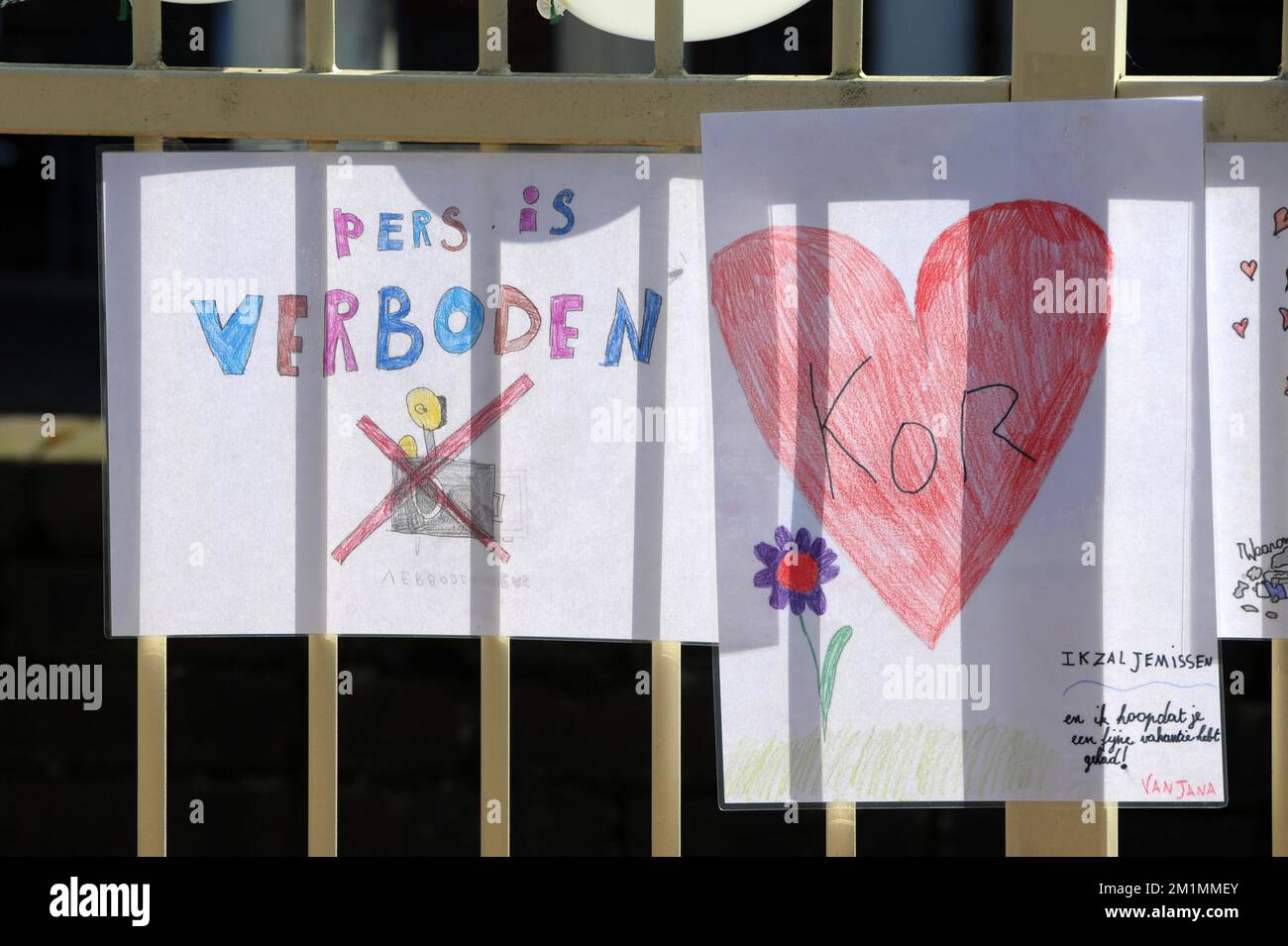 20120315 - LOMMEL, BELGIEN: Abbildung zeigt Zeichnungen (eine, auf der steht, dass die Presse verboten ist) vor der Grundschule (Basisschool - ecole Primaire) 't Stekske, in Lommel, Donnerstag, den 15. März 2012. Bei einem schrecklichen Busunfall am Dienstagabend in einem Tunnel, in Sierre, Valais, Schweiz, 28 Menschen, Darunter 22 Kinder, starben, 24 andere wurden verletzt. Die Kinder aus zwei Schulen von Lommel und Heverlee waren nach dem Skiurlaub auf dem Heimweg. BELGA FOTO YORICK JANSENS Stockfoto