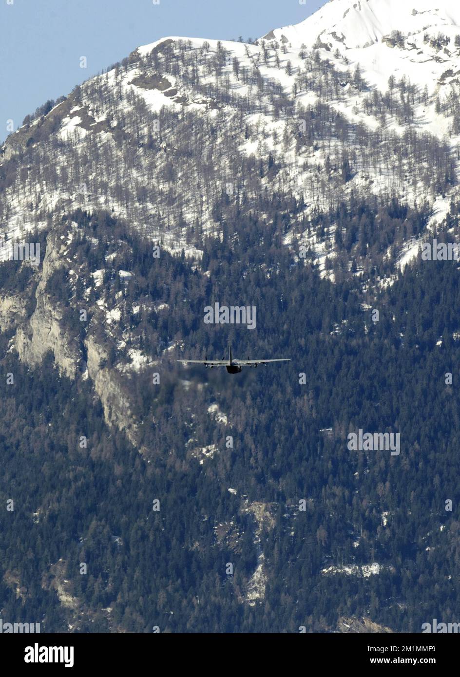 20120316 - SION, SCHWEIZ: Abbildung zeigt ein belgisches Militärflugzeug C-130, das die Leichen der Opfer des Busunfalls nach dem Start am Flughafen, Freitag, den 16. März 2012, in Sion, Schweiz, transportiert. Bei einem schrecklichen Busunfall am Dienstagabend in einem Tunnel, in Sierre, Valais, Schweiz, 28 Menschen, Darunter 22 Kinder, starben, 24 andere wurden verletzt. Die Kinder aus zwei Schulen von Lommel und Heverlee waren nach dem Skiurlaub auf dem Heimweg. BELGA FOTO NICOLAS MAETERLINCK Stockfoto