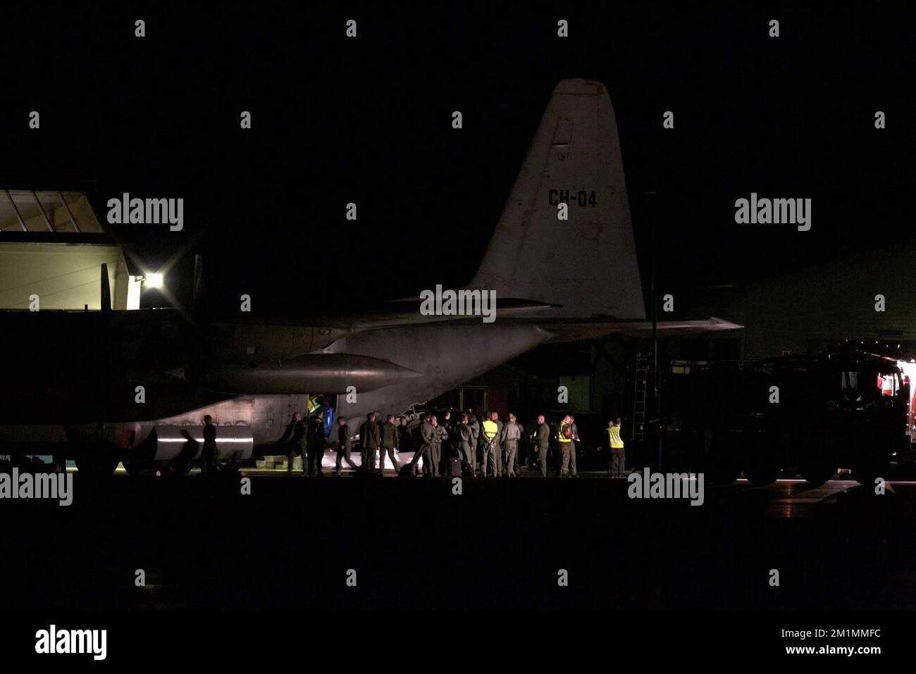 20120315 - SION, SCHWEIZ: Ein Militärflugzeug C-130 der belgischen Luftwaffe bereitet sich auf die Rückführung der Überreste der tödlichen Opfer nach Belgien vor, am Flughafen am späten Donnerstag, den 15. März 2012, in Sion, Schweiz. Bei einem schrecklichen Busunfall am Dienstagabend in einem Tunnel, in Sierre, Valais, Schweiz, 28 Menschen, Darunter 22 Kinder, starben, 24 andere wurden verletzt. Die Kinder aus zwei Schulen von Lommel und Heverlee waren nach dem Skiurlaub auf dem Heimweg. BELGA FOTO NICOLAS MAETERLINCK Stockfoto