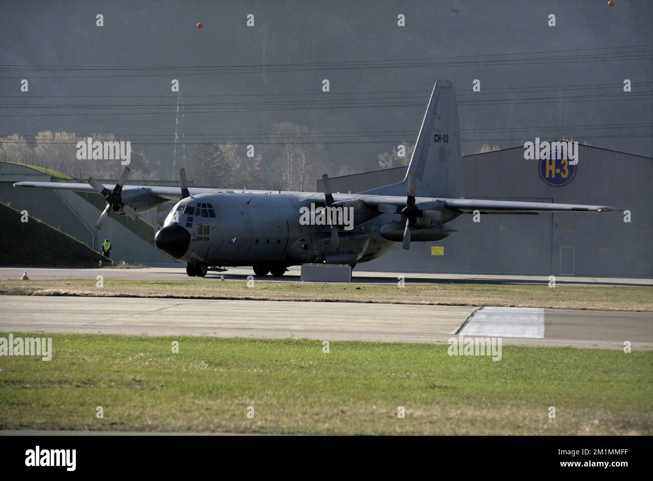 20120316 - SION, SCHWEIZ: Abbildung zeigt ein belgisches Militärflugzeug C-130, das die Leichen der Opfer des Busunfalls trägt und sich auf den Start am Flughafen von Sion, Freitag, den 16. März 2012, in Sion, Schweiz, vorbereitet. Bei einem schrecklichen Busunfall am Dienstagabend in einem Tunnel, in Sierre, Valais, Schweiz, 28 Menschen, Darunter 22 Kinder, starben, 24 andere wurden verletzt. Die Kinder aus zwei Schulen von Lommel und Heverlee waren nach dem Skiurlaub auf dem Heimweg. BELGA FOTO NICOLAS MAETERLINCK Stockfoto