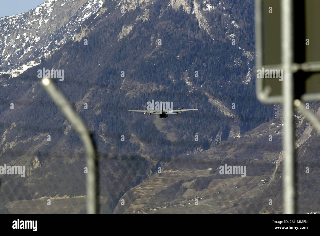 20120316 - SION, SCHWEIZ: Abbildung zeigt ein belgisches Militärflugzeug C-130, das die Leichen der Opfer des Busunfalls nach dem Start am Flughafen, Freitag, den 16. März 2012, in Sion, Schweiz, transportiert. Bei einem schrecklichen Busunfall am Dienstagabend in einem Tunnel, in Sierre, Valais, Schweiz, 28 Menschen, Darunter 22 Kinder, starben, 24 andere wurden verletzt. Die Kinder aus zwei Schulen von Lommel und Heverlee waren nach dem Skiurlaub auf dem Heimweg. BELGA FOTO NICOLAS MAETERLINCK Stockfoto