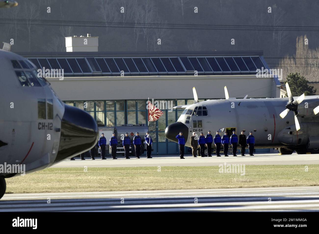 20120316 - SION, SCHWEIZ: Abbildung zeigt eine Zeremonie als belgisches Militärflugzeug C-130, das die Leichen der Opfer des Busunfalls trägt, bereitet sich auf den Abflug vom Flughafen Sion vor, Freitag, 16. März 2012, in Sion, Schweiz. Bei einem schrecklichen Busunfall am Dienstagabend in einem Tunnel, in Sierre, Valais, Schweiz, 28 Menschen, Darunter 22 Kinder, starben, 24 andere wurden verletzt. Die Kinder aus zwei Schulen von Lommel und Heverlee waren nach dem Skiurlaub auf dem Heimweg. BELGA FOTO NICOLAS MAETERLINCK Stockfoto