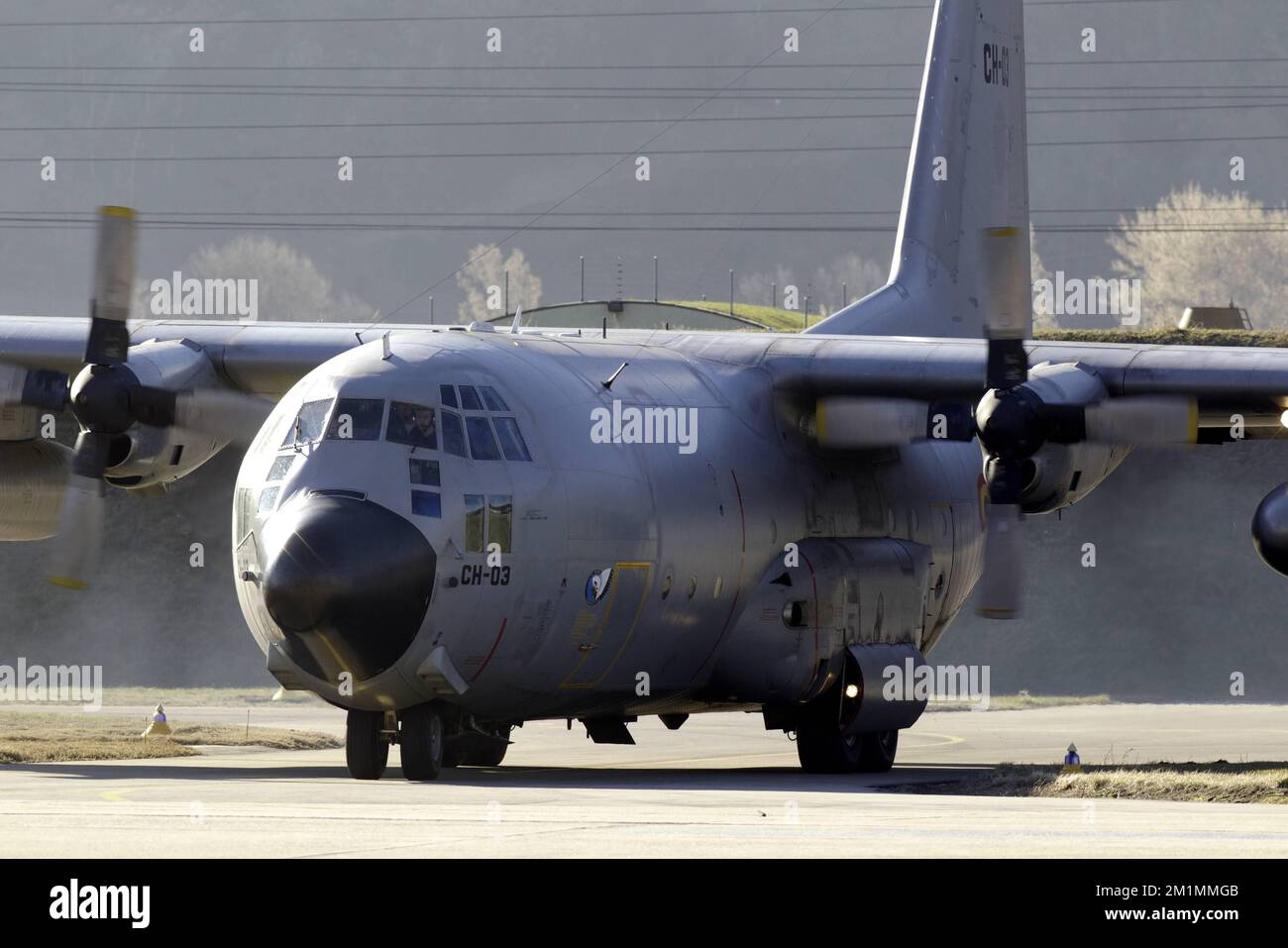 20120316 - SION, SCHWEIZ: Abbildung zeigt ein belgisches Militärflugzeug C-130, das die Leichen der Opfer des Busunfalls trägt und sich auf den Start am Flughafen von Sion, Freitag, den 16. März 2012, in Sion, Schweiz, vorbereitet. Bei einem schrecklichen Busunfall am Dienstagabend in einem Tunnel, in Sierre, Valais, Schweiz, 28 Menschen, Darunter 22 Kinder, starben, 24 andere wurden verletzt. Die Kinder aus zwei Schulen von Lommel und Heverlee waren nach dem Skiurlaub auf dem Heimweg. BELGA FOTO NICOLAS MAETERLINCK Stockfoto
