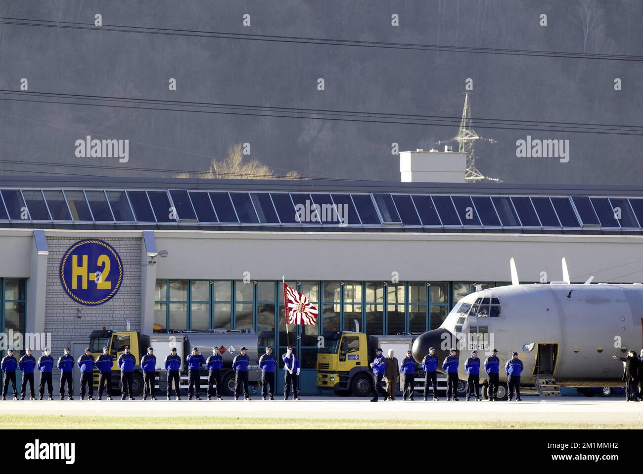 20120316 - SION, SCHWEIZ: Abbildung zeigt eine Zeremonie als belgisches Militärflugzeug C-130, das die Leichen der Opfer des Busunfalls trägt, bereitet sich auf den Abflug vom Flughafen Sion vor, Freitag, 16. März 2012, in Sion, Schweiz. Bei einem schrecklichen Busunfall am Dienstagabend in einem Tunnel, in Sierre, Valais, Schweiz, 28 Menschen, Darunter 22 Kinder, starben, 24 andere wurden verletzt. Die Kinder aus zwei Schulen von Lommel und Heverlee waren nach dem Skiurlaub auf dem Heimweg. BELGA FOTO NICOLAS MAETERLINCK Stockfoto