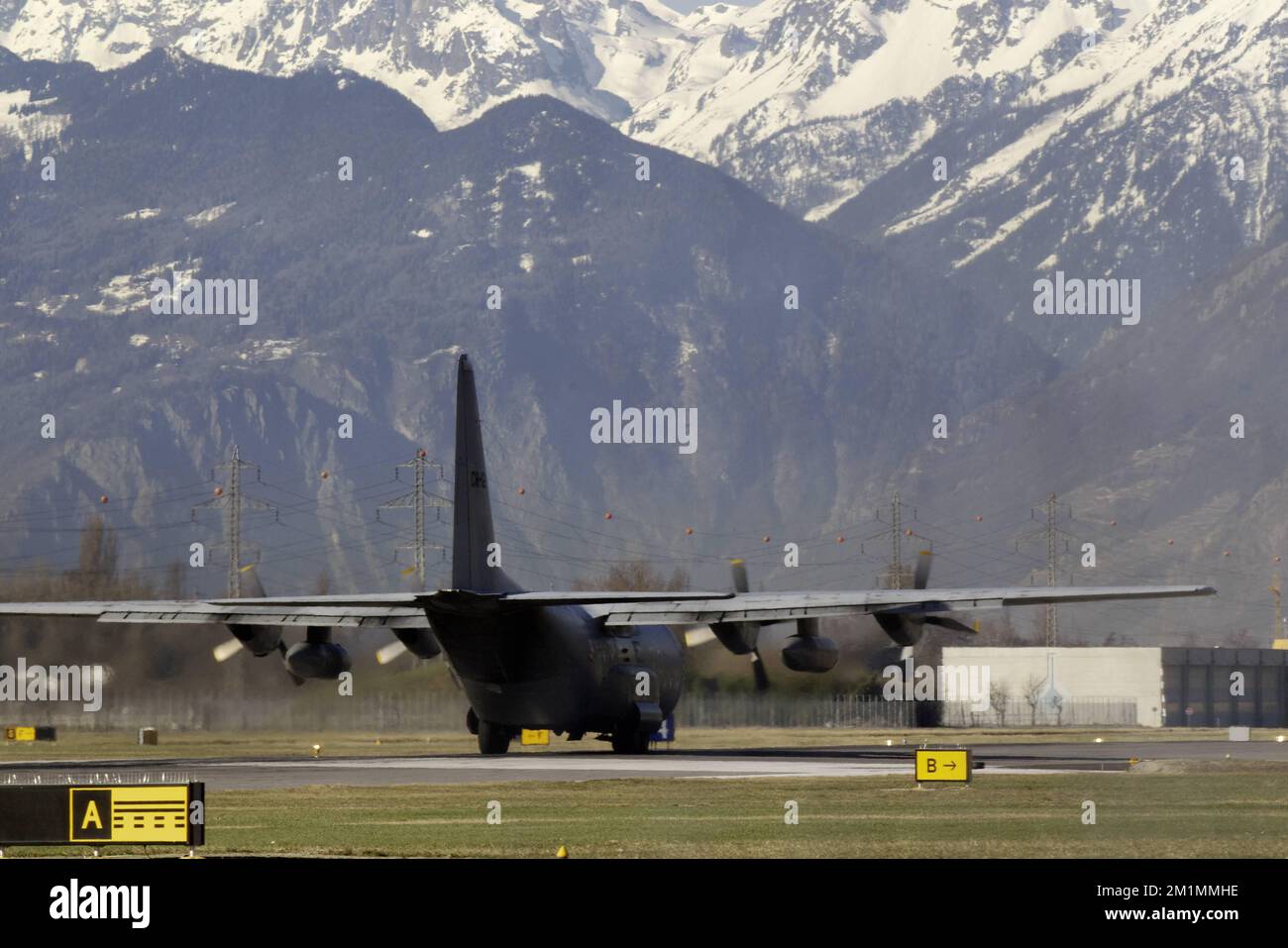 20120316 - SION, SCHWEIZ: Abbildung zeigt ein belgisches Militärflugzeug C-130, das die Leichen der Opfer des Busunfalls trägt und sich auf den Start am Flughafen von Sion, Freitag, den 16. März 2012, in Sion, Schweiz, vorbereitet. Bei einem schrecklichen Busunfall am Dienstagabend in einem Tunnel, in Sierre, Valais, Schweiz, 28 Menschen, Darunter 22 Kinder, starben, 24 andere wurden verletzt. Die Kinder aus zwei Schulen von Lommel und Heverlee waren nach dem Skiurlaub auf dem Heimweg. BELGA FOTO NICOLAS MAETERLINCK Stockfoto