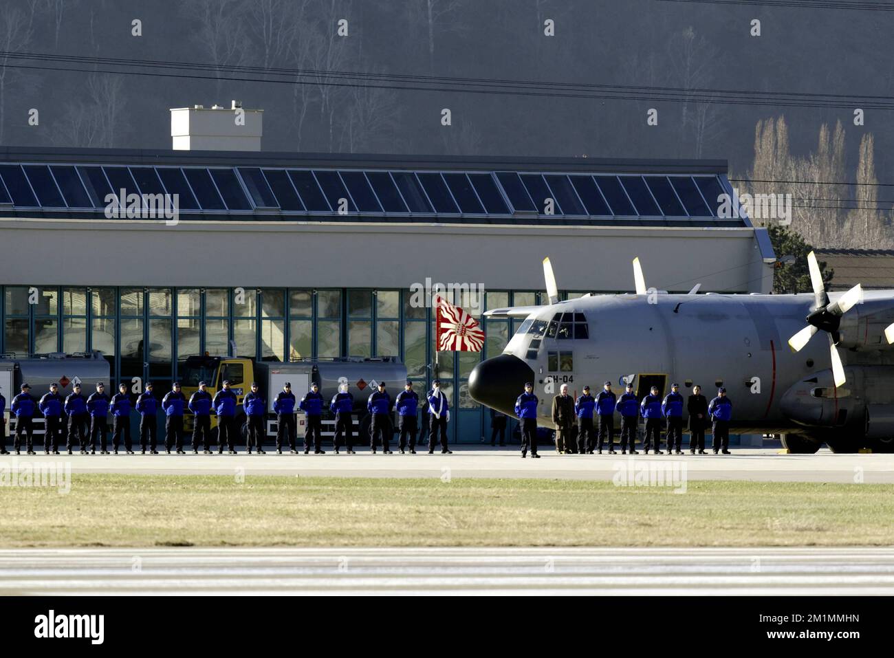 20120316 - SION, SCHWEIZ: Abbildung zeigt eine Zeremonie als belgisches Militärflugzeug C-130, das die Leichen der Opfer des Busunfalls trägt, bereitet sich auf den Abflug vom Flughafen Sion vor, Freitag, 16. März 2012, in Sion, Schweiz. Bei einem schrecklichen Busunfall am Dienstagabend in einem Tunnel, in Sierre, Valais, Schweiz, 28 Menschen, Darunter 22 Kinder, starben, 24 andere wurden verletzt. Die Kinder aus zwei Schulen von Lommel und Heverlee waren nach dem Skiurlaub auf dem Heimweg. BELGA FOTO NICOLAS MAETERLINCK Stockfoto