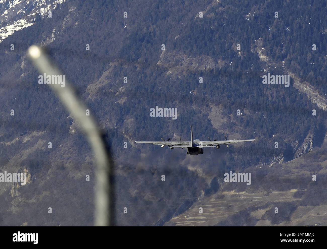 20120316 - SION, SCHWEIZ: Abbildung zeigt ein belgisches Militärflugzeug C-130, das die Leichen der Opfer des Busunfalls nach dem Start am Flughafen, Freitag, den 16. März 2012, in Sion, Schweiz, transportiert. Bei einem schrecklichen Busunfall am Dienstagabend in einem Tunnel, in Sierre, Valais, Schweiz, 28 Menschen, Darunter 22 Kinder, starben, 24 andere wurden verletzt. Die Kinder aus zwei Schulen von Lommel und Heverlee waren nach dem Skiurlaub auf dem Heimweg. BELGA FOTO NICOLAS MAETERLINCK Stockfoto