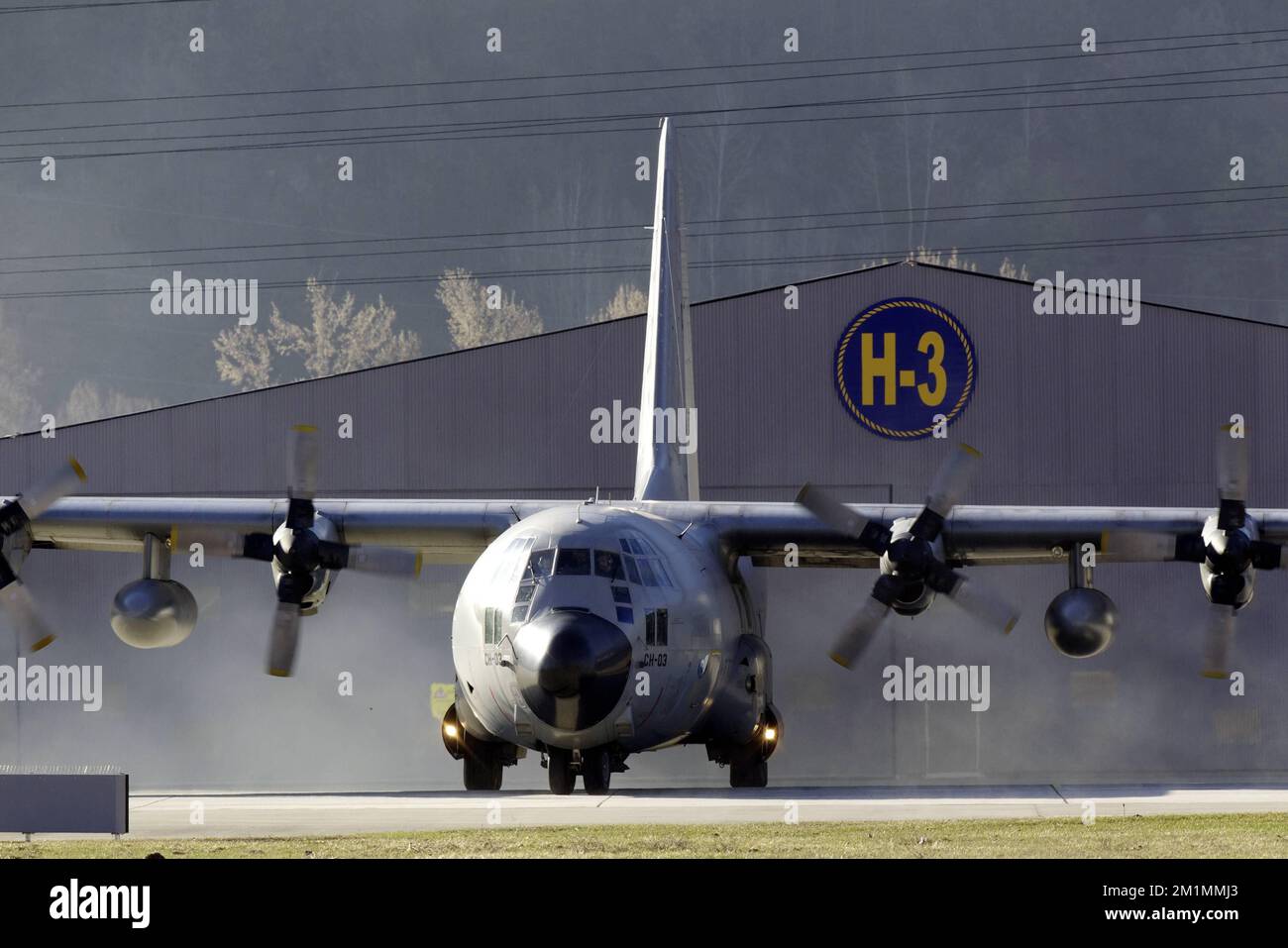 20120316 - SION, SCHWEIZ: Abbildung zeigt ein belgisches Militärflugzeug C-130, das die Leichen der Opfer des Busunfalls trägt und sich auf den Start am Flughafen von Sion, Freitag, den 16. März 2012, in Sion, Schweiz, vorbereitet. Bei einem schrecklichen Busunfall am Dienstagabend in einem Tunnel, in Sierre, Valais, Schweiz, 28 Menschen, Darunter 22 Kinder, starben, 24 andere wurden verletzt. Die Kinder aus zwei Schulen von Lommel und Heverlee waren nach dem Skiurlaub auf dem Heimweg. BELGA FOTO NICOLAS MAETERLINCK Stockfoto