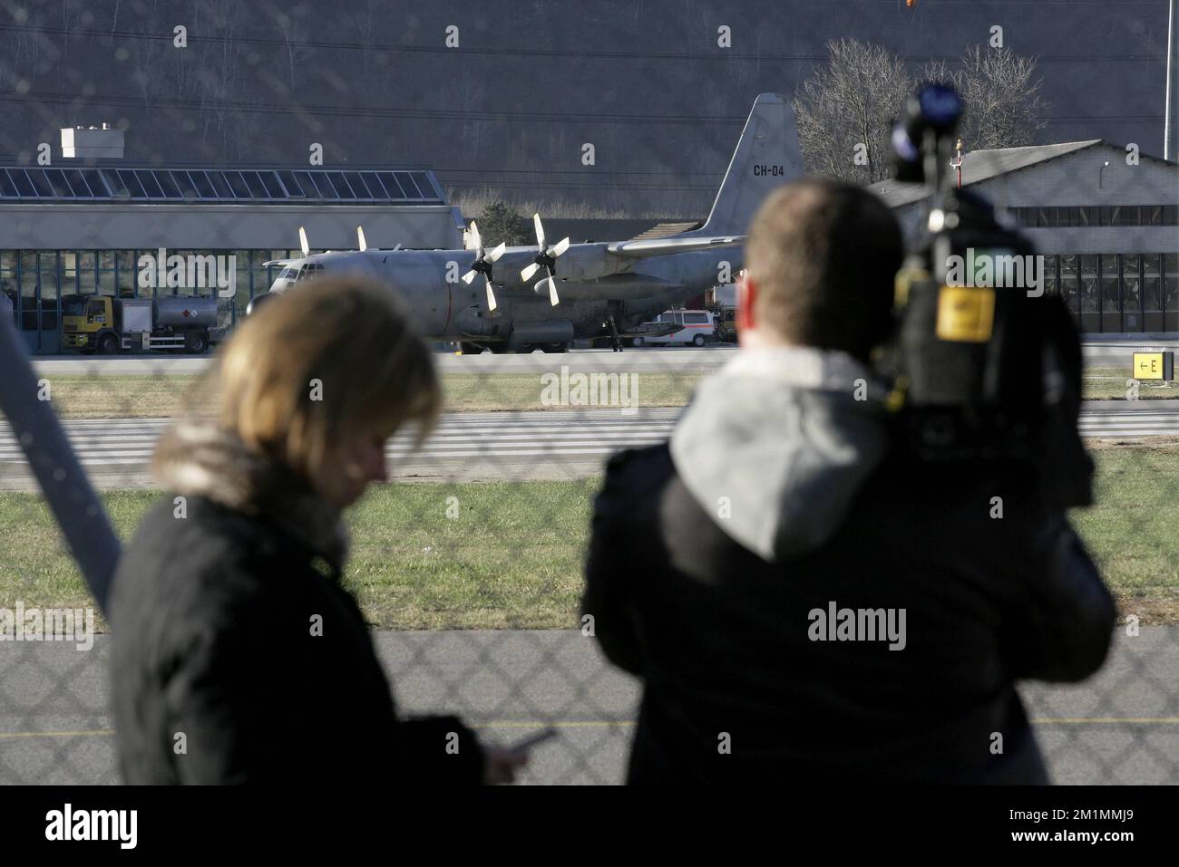 20120316 - SION, SCHWEIZ: Abbildung zeigt eine Zeremonie als belgisches Militärflugzeug C-130, das die Leichen der Opfer des Busunfalls trägt, bereitet sich auf den Abflug vom Flughafen Sion vor, Freitag, 16. März 2012, in Sion, Schweiz. Bei einem schrecklichen Busunfall am Dienstagabend in einem Tunnel, in Sierre, Valais, Schweiz, 28 Menschen, Darunter 22 Kinder, starben, 24 andere wurden verletzt. Die Kinder aus zwei Schulen von Lommel und Heverlee waren nach dem Skiurlaub auf dem Heimweg. BELGA FOTO NICOLAS MAETERLINCK Stockfoto