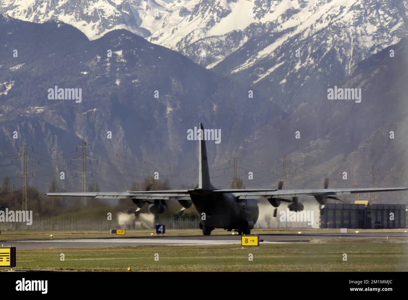 20120316 - SION, SCHWEIZ: Abbildung zeigt ein belgisches Militärflugzeug C-130, das die Leichen der Opfer des Busunfalls trägt und sich auf den Start am Flughafen von Sion, Freitag, den 16. März 2012, in Sion, Schweiz, vorbereitet. Bei einem schrecklichen Busunfall am Dienstagabend in einem Tunnel, in Sierre, Valais, Schweiz, 28 Menschen, Darunter 22 Kinder, starben, 24 andere wurden verletzt. Die Kinder aus zwei Schulen von Lommel und Heverlee waren nach dem Skiurlaub auf dem Heimweg. BELGA FOTO NICOLAS MAETERLINCK Stockfoto