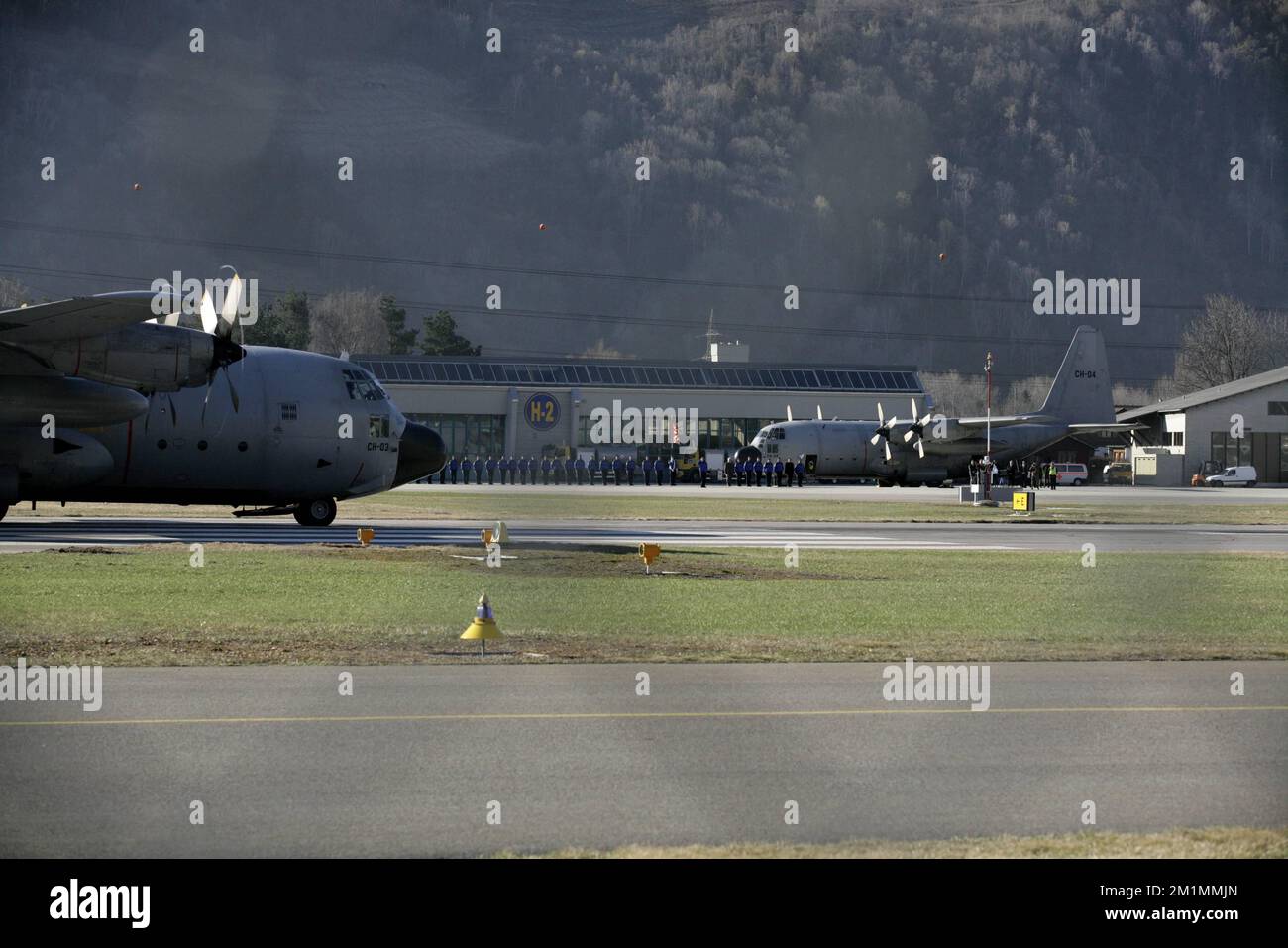 20120316 - SION, SCHWEIZ: Abbildung zeigt ein belgisches Militärflugzeug C-130, das die Leichen der Opfer des Busunfalls trägt und sich auf den Start am Flughafen von Sion, Freitag, den 16. März 2012, in Sion, Schweiz, vorbereitet. Bei einem schrecklichen Busunfall am Dienstagabend in einem Tunnel, in Sierre, Valais, Schweiz, 28 Menschen, Darunter 22 Kinder, starben, 24 andere wurden verletzt. Die Kinder aus zwei Schulen von Lommel und Heverlee waren nach dem Skiurlaub auf dem Heimweg. BELGA FOTO NICOLAS MAETERLINCK Stockfoto