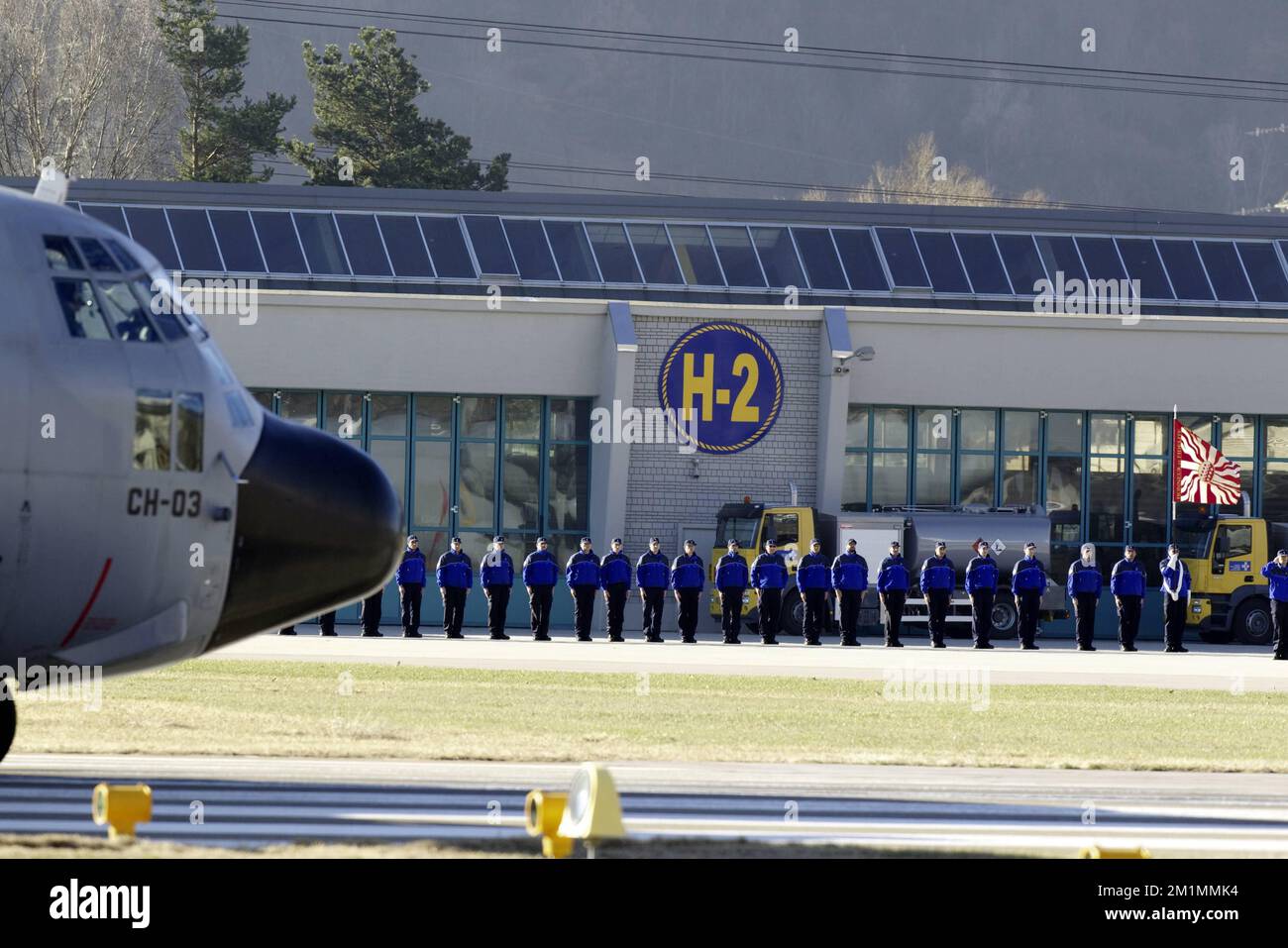 20120316 - SION, SCHWEIZ: Abbildung zeigt eine Zeremonie als belgisches Militärflugzeug C-130, das die Leichen der Opfer des Busunfalls trägt, bereitet sich auf den Abflug vom Flughafen Sion vor, Freitag, 16. März 2012, in Sion, Schweiz. Bei einem schrecklichen Busunfall am Dienstagabend in einem Tunnel, in Sierre, Valais, Schweiz, 28 Menschen, Darunter 22 Kinder, starben, 24 andere wurden verletzt. Die Kinder aus zwei Schulen von Lommel und Heverlee waren nach dem Skiurlaub auf dem Heimweg. BELGA FOTO NICOLAS MAETERLINCK Stockfoto