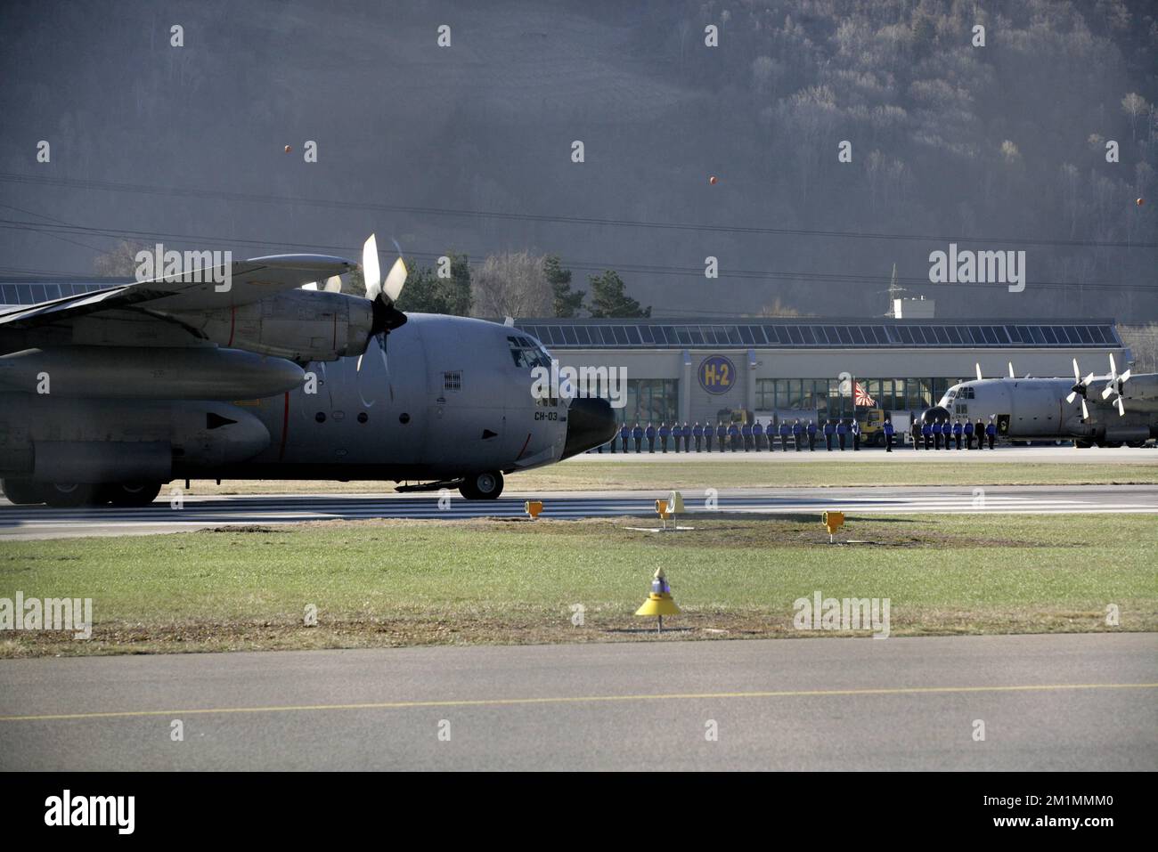 20120316 - SION, SCHWEIZ: Abbildung zeigt ein belgisches Militärflugzeug C-130, das die Leichen der Opfer des Busunfalls trägt und sich auf den Start am Flughafen von Sion, Freitag, den 16. März 2012, in Sion, Schweiz, vorbereitet. Bei einem schrecklichen Busunfall am Dienstagabend in einem Tunnel, in Sierre, Valais, Schweiz, 28 Menschen, Darunter 22 Kinder, starben, 24 andere wurden verletzt. Die Kinder aus zwei Schulen von Lommel und Heverlee waren nach dem Skiurlaub auf dem Heimweg. BELGA FOTO NICOLAS MAETERLINCK Stockfoto