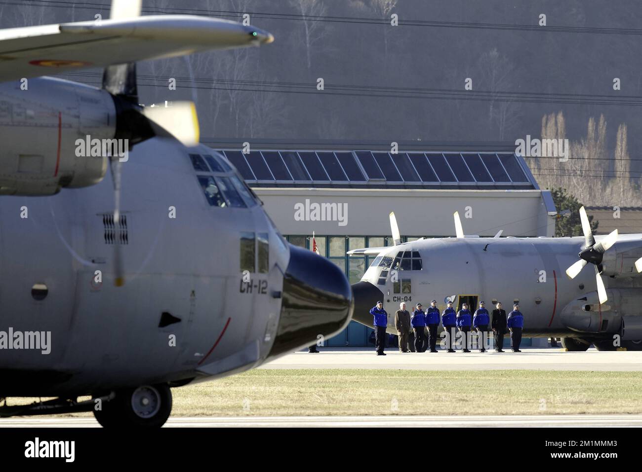 20120316 - SION, SCHWEIZ: Abbildung zeigt eine Zeremonie als belgisches Militärflugzeug C-130, das die Leichen der Opfer des Busunfalls trägt, bereitet sich auf den Abflug vom Flughafen Sion vor, Freitag, 16. März 2012, in Sion, Schweiz. Bei einem schrecklichen Busunfall am Dienstagabend in einem Tunnel, in Sierre, Valais, Schweiz, 28 Menschen, Darunter 22 Kinder, starben, 24 andere wurden verletzt. Die Kinder aus zwei Schulen von Lommel und Heverlee waren nach dem Skiurlaub auf dem Heimweg. BELGA FOTO NICOLAS MAETERLINCK Stockfoto