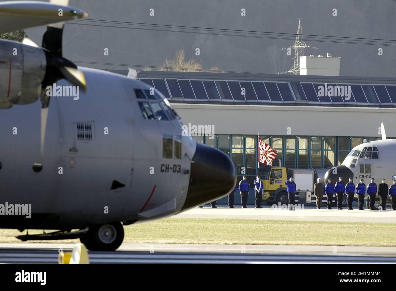 20120316 - SION, SCHWEIZ: Abbildung zeigt eine Zeremonie als belgisches Militärflugzeug C-130, das die Leichen der Opfer des Busunfalls trägt, bereitet sich auf den Abflug vom Flughafen Sion vor, Freitag, 16. März 2012, in Sion, Schweiz. Bei einem schrecklichen Busunfall am Dienstagabend in einem Tunnel, in Sierre, Valais, Schweiz, 28 Menschen, Darunter 22 Kinder, starben, 24 andere wurden verletzt. Die Kinder aus zwei Schulen von Lommel und Heverlee waren nach dem Skiurlaub auf dem Heimweg. BELGA FOTO NICOLAS MAETERLINCK Stockfoto