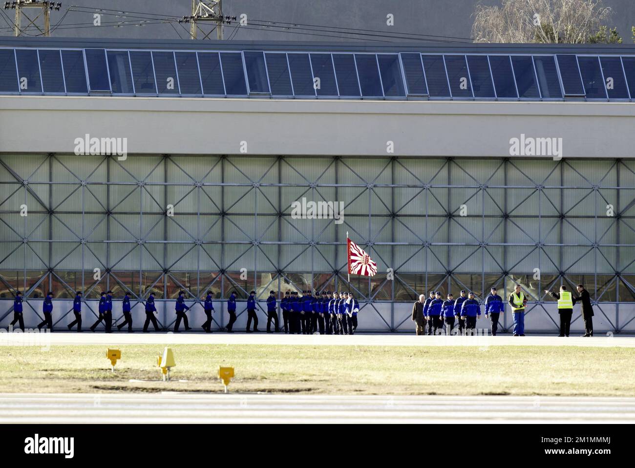 20120316 - SION, SCHWEIZ: Abbildung zeigt eine Zeremonie als belgisches Militärflugzeug C-130, das die Leichen der Opfer des Busunfalls trägt, bereitet sich auf den Abflug vom Flughafen Sion vor, Freitag, 16. März 2012, in Sion, Schweiz. Bei einem schrecklichen Busunfall am Dienstagabend in einem Tunnel, in Sierre, Valais, Schweiz, 28 Menschen, Darunter 22 Kinder, starben, 24 andere wurden verletzt. Die Kinder aus zwei Schulen von Lommel und Heverlee waren nach dem Skiurlaub auf dem Heimweg. BELGA FOTO NICOLAS MAETERLINCK Stockfoto