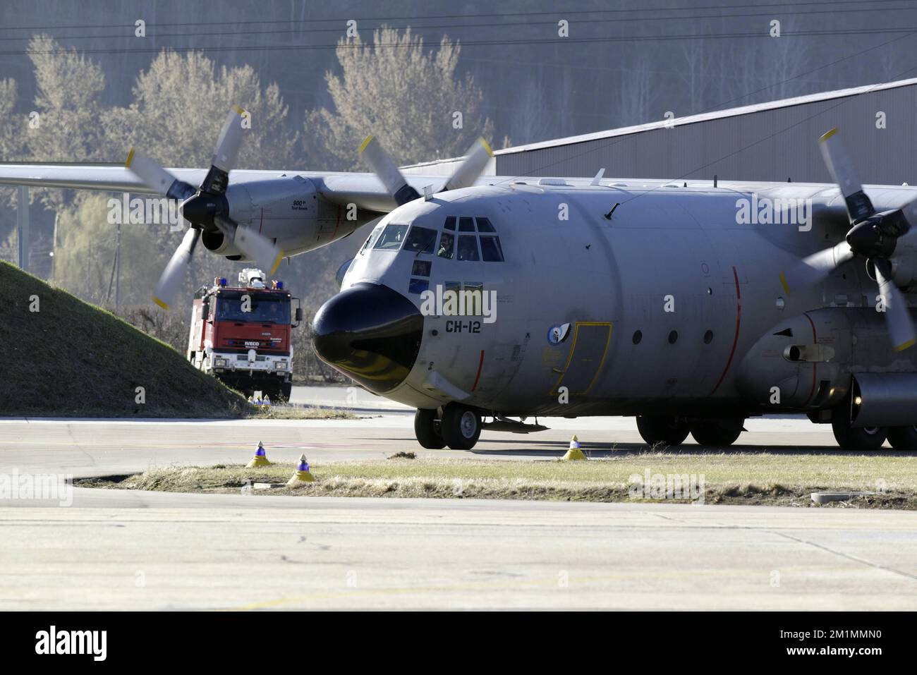 20120316 - SION, SCHWEIZ: Abbildung zeigt ein belgisches Militärflugzeug C-130, das die Leichen der Opfer des Busunfalls trägt und sich auf den Start am Flughafen von Sion, Freitag, den 16. März 2012, in Sion, Schweiz, vorbereitet. Bei einem schrecklichen Busunfall am Dienstagabend in einem Tunnel, in Sierre, Valais, Schweiz, 28 Menschen, Darunter 22 Kinder, starben, 24 andere wurden verletzt. Die Kinder aus zwei Schulen von Lommel und Heverlee waren nach dem Skiurlaub auf dem Heimweg. BELGA FOTO NICOLAS MAETERLINCK Stockfoto