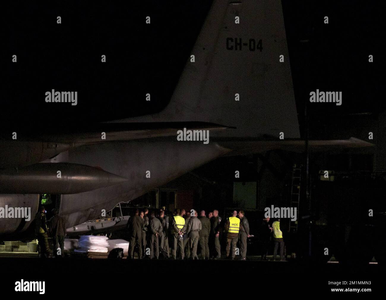 20120316 - SION, SCHWEIZ: Ein Militärflugzeug C-130 der belgischen Luftwaffe bereitet sich auf die Rückführung der Überreste der tödlichen Opfer nach Belgien vor, am späten Freitag, den 16. März 2012, in Sion, Schweiz. Bei einem schrecklichen Busunfall am Dienstagabend in einem Tunnel, in Sierre, Valais, Schweiz, 28 Menschen, Darunter 22 Kinder, starben, 24 andere wurden verletzt. Die Kinder aus zwei Schulen von Lommel und Heverlee waren nach dem Skiurlaub auf dem Heimweg. BELGA FOTO NICOLAS MAETERLINCK Stockfoto