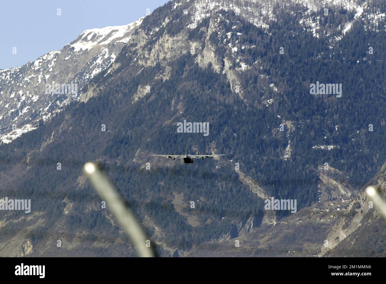 20120316 - SION, SCHWEIZ: Abbildung zeigt ein belgisches Militärflugzeug C-130, das die Leichen der Opfer des Busunfalls nach dem Start am Flughafen, Freitag, den 16. März 2012, in Sion, Schweiz, transportiert. Bei einem schrecklichen Busunfall am Dienstagabend in einem Tunnel, in Sierre, Valais, Schweiz, 28 Menschen, Darunter 22 Kinder, starben, 24 andere wurden verletzt. Die Kinder aus zwei Schulen von Lommel und Heverlee waren nach dem Skiurlaub auf dem Heimweg. BELGA FOTO NICOLAS MAETERLINCK Stockfoto