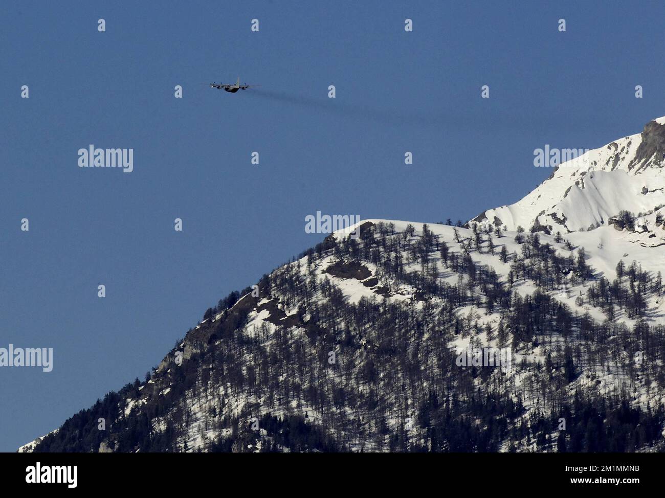 20120316 - SION, SCHWEIZ: Abbildung zeigt ein belgisches Militärflugzeug C-130, das die Leichen der Opfer des Busunfalls nach dem Start am Flughafen, Freitag, den 16. März 2012, in Sion, Schweiz, transportiert. Bei einem schrecklichen Busunfall am Dienstagabend in einem Tunnel, in Sierre, Valais, Schweiz, 28 Menschen, Darunter 22 Kinder, starben, 24 andere wurden verletzt. Die Kinder aus zwei Schulen von Lommel und Heverlee waren nach dem Skiurlaub auf dem Heimweg. BELGA FOTO NICOLAS MAETERLINCK Stockfoto