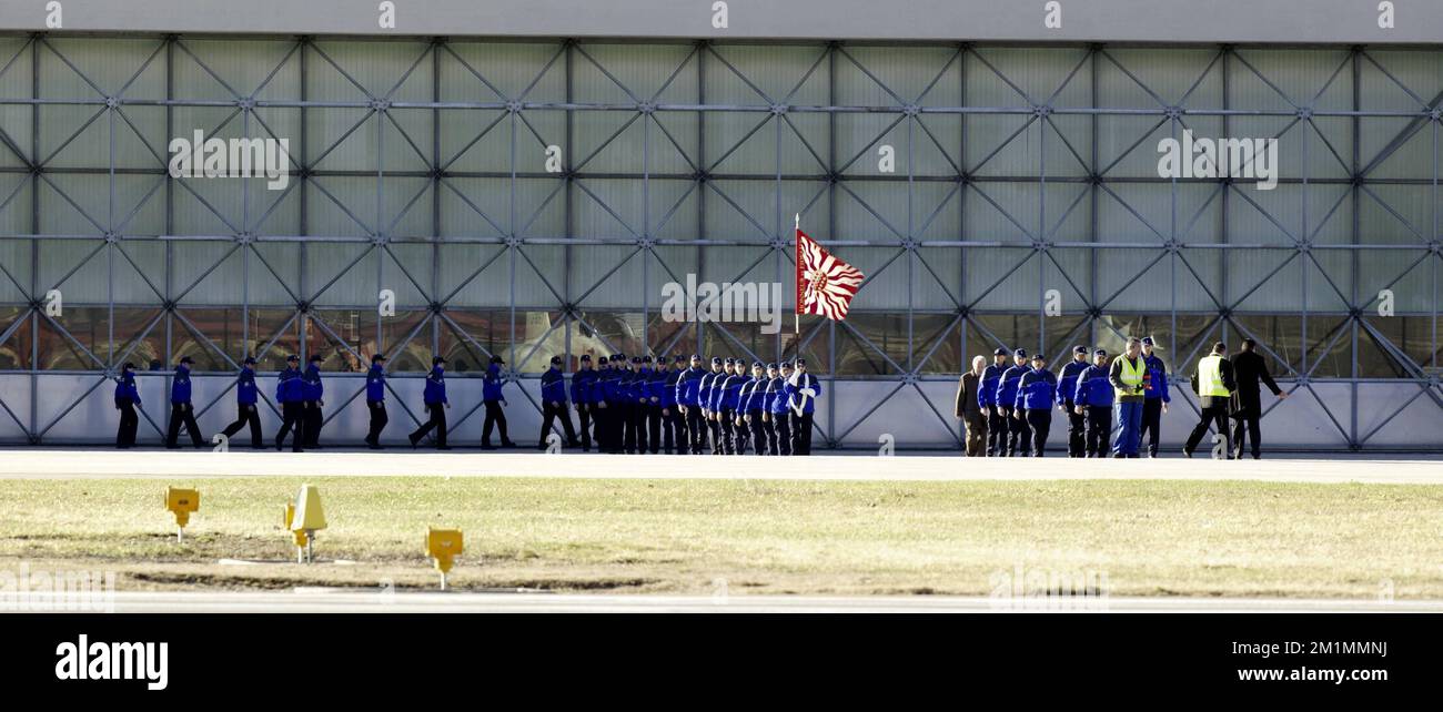 20120316 - SION, SCHWEIZ: Abbildung zeigt eine Zeremonie als belgisches Militärflugzeug C-130, das die Leichen der Opfer des Busunfalls trägt, bereitet sich auf den Abflug vom Flughafen Sion vor, Freitag, 16. März 2012, in Sion, Schweiz. Bei einem schrecklichen Busunfall am Dienstagabend in einem Tunnel, in Sierre, Valais, Schweiz, 28 Menschen, Darunter 22 Kinder, starben, 24 andere wurden verletzt. Die Kinder aus zwei Schulen von Lommel und Heverlee waren nach dem Skiurlaub auf dem Heimweg. BELGA FOTO NICOLAS MAETERLINCK Stockfoto