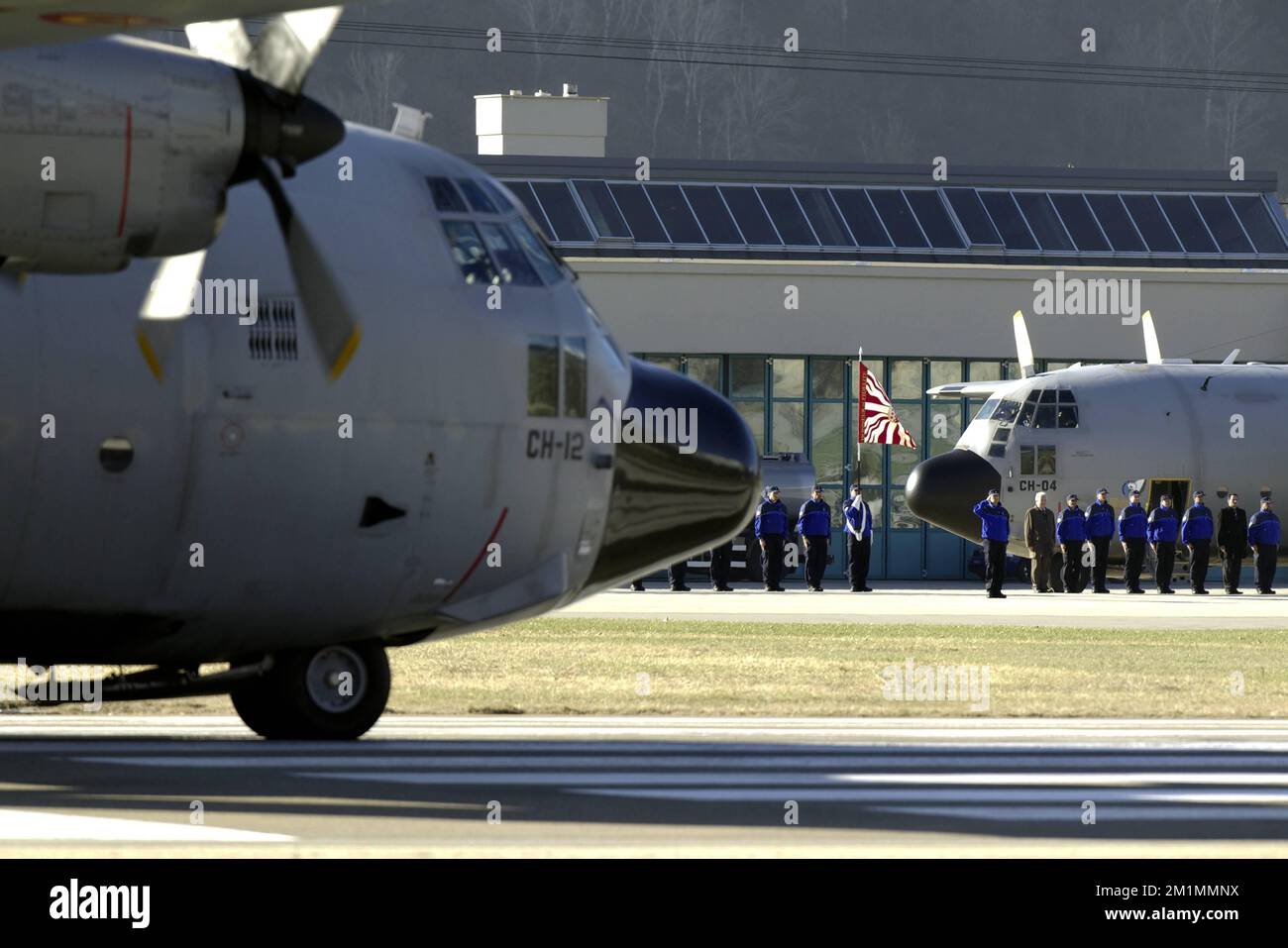 20120316 - SION, SCHWEIZ: Abbildung zeigt eine Zeremonie als belgisches Militärflugzeug C-130, das die Leichen der Opfer des Busunfalls trägt, bereitet sich auf den Abflug vom Flughafen Sion vor, Freitag, 16. März 2012, in Sion, Schweiz. Bei einem schrecklichen Busunfall am Dienstagabend in einem Tunnel, in Sierre, Valais, Schweiz, 28 Menschen, Darunter 22 Kinder, starben, 24 andere wurden verletzt. Die Kinder aus zwei Schulen von Lommel und Heverlee waren nach dem Skiurlaub auf dem Heimweg. BELGA FOTO NICOLAS MAETERLINCK Stockfoto