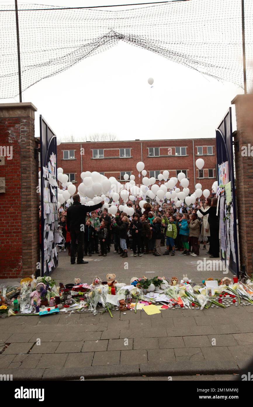 20120316 Uhr - HEVERLEE, BELGIEN: Kinder, die während der Schweigeminute am Tag der belgischen Trauer um die Grundschule (Basisschool - ecole Primaire) Sint-Lambertusschool in Heverlee, Freitag, den 16. März 2012, Ballons in der Luft lassen. Bei einem schrecklichen Busunfall am Dienstagabend in einem Tunnel, in Sierre, Valais, Schweiz, 28 Menschen, Darunter 22 Kinder, starben, 24 andere wurden verletzt. Die Kinder aus zwei Schulen von Lommel und Heverlee waren nach dem Skiurlaub auf dem Heimweg. BELGA FOTO CHRISTOPHE LEGASSE Stockfoto