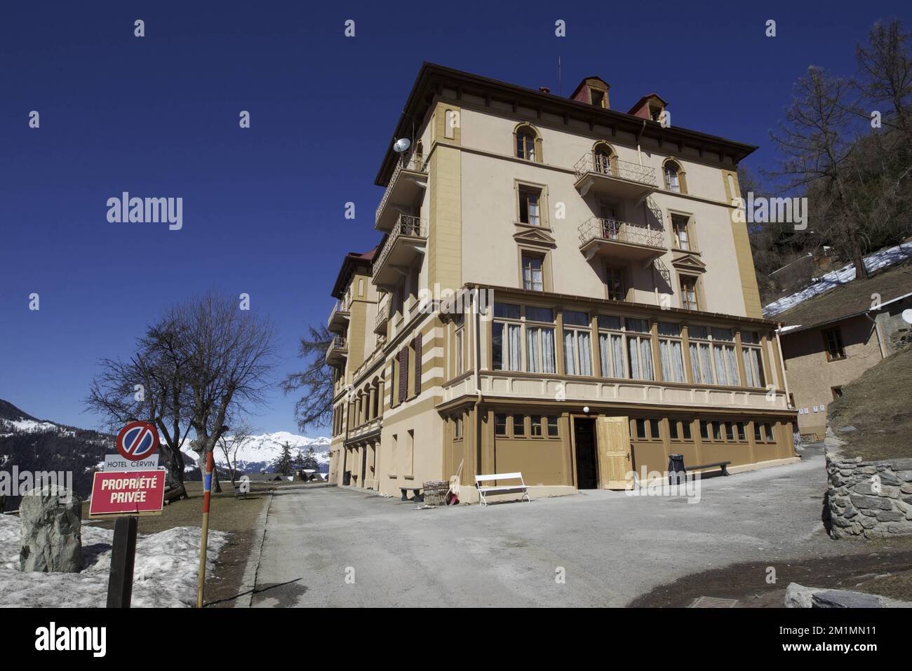 20120316 - SAINT LUC, SCHWEIZ: Abbildung zeigt das Intersoc Hotel, in dem die Kinder der Schulen von Lommel und Heverlee am Freitag, den 16. März 2012, in Saint-Luc, Schweiz, ihren Skiurlaub verbrachten. Bei einem schrecklichen Busunfall am Dienstagabend in einem Tunnel, in Sierre, Valais, Schweiz, 28 Menschen, Darunter 22 Kinder, starben, 24 andere wurden verletzt. Die Kinder aus zwei Schulen von Lommel und Heverlee waren nach dem Skiurlaub auf dem Heimweg. BELGA FOTO NICOLAS MAETERLINCK Stockfoto